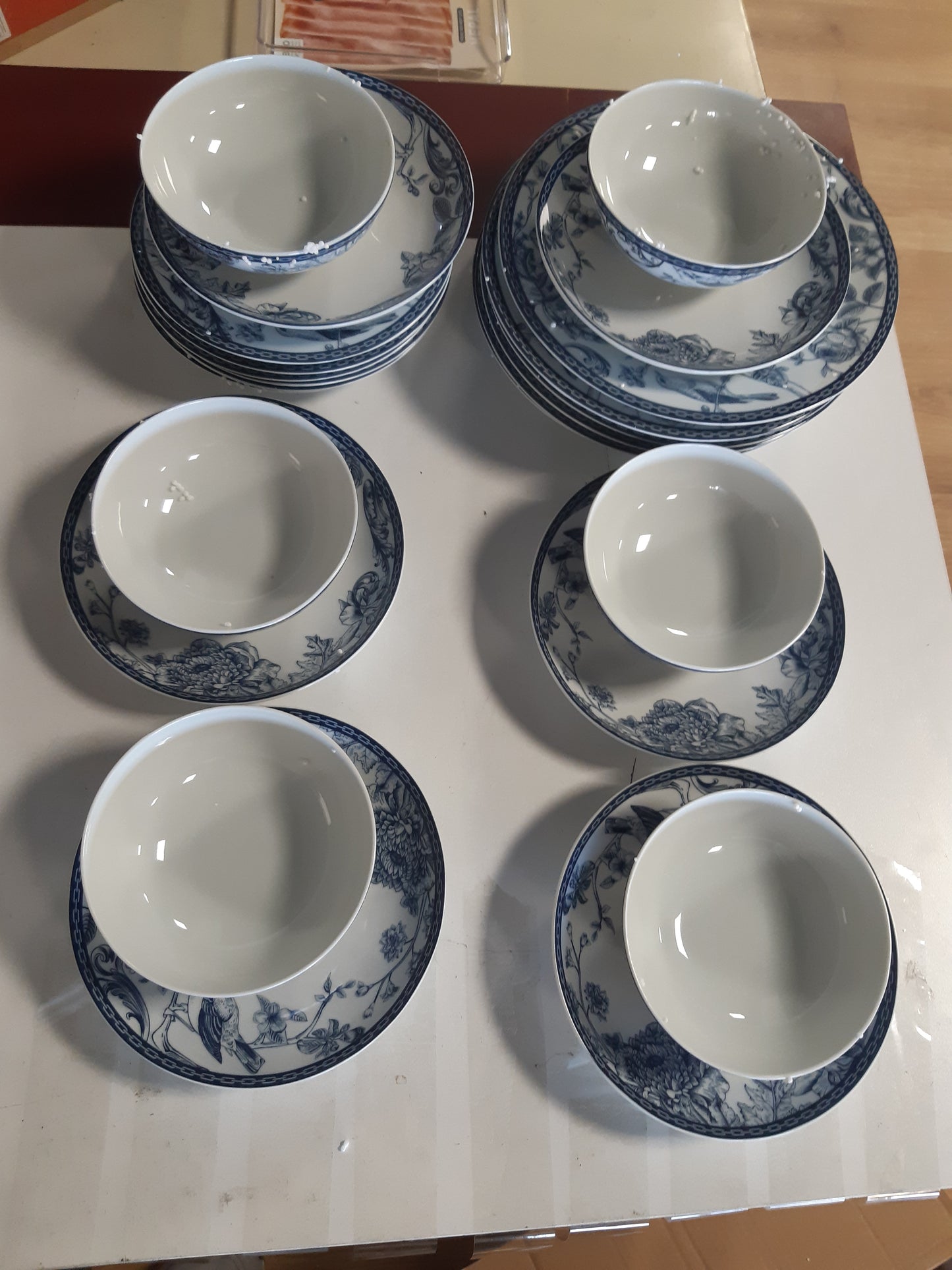 221047 - Set elegant darke me 24 pjesë, 100% porcelan, blu dhe e bardhë, përfshin pjata servirjeje, tasa, pjata ëmbëlsirash, mund të lahet në lavastovilje dhe mikrovalë