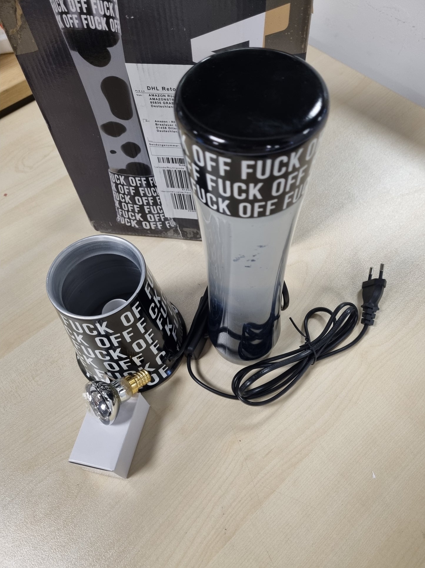 260614 - Fisura Llambë lave "f*ck off", Bazë e zezë me mbishkrime, lëng transparent dhe lavë e zezë, Efekt relaksues, Përfshin llambë rezervë, 11 cm x 11 cm x 39.5 cm