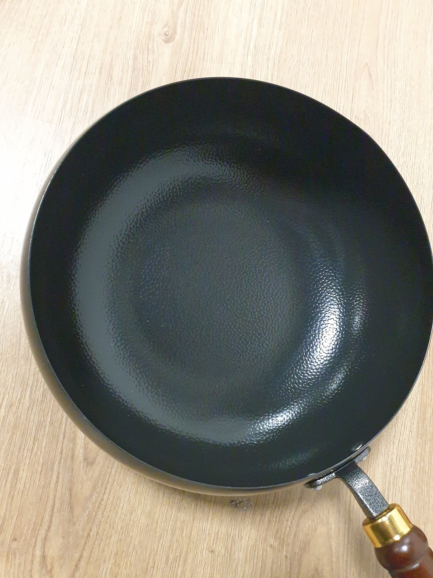 250949 - Tigan japonez prej hekuri me kapak druri, 28 cm, Natyralisht jo-ngjitës, për soba me induksion, elektrike dhe me gaz