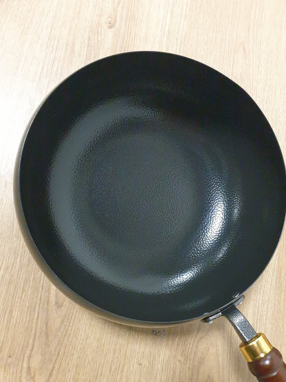 250949 - Tigan japonez prej hekuri me kapak druri, 28 cm, Natyralisht jo-ngjitës, për soba me induksion, elektrike dhe me gaz
