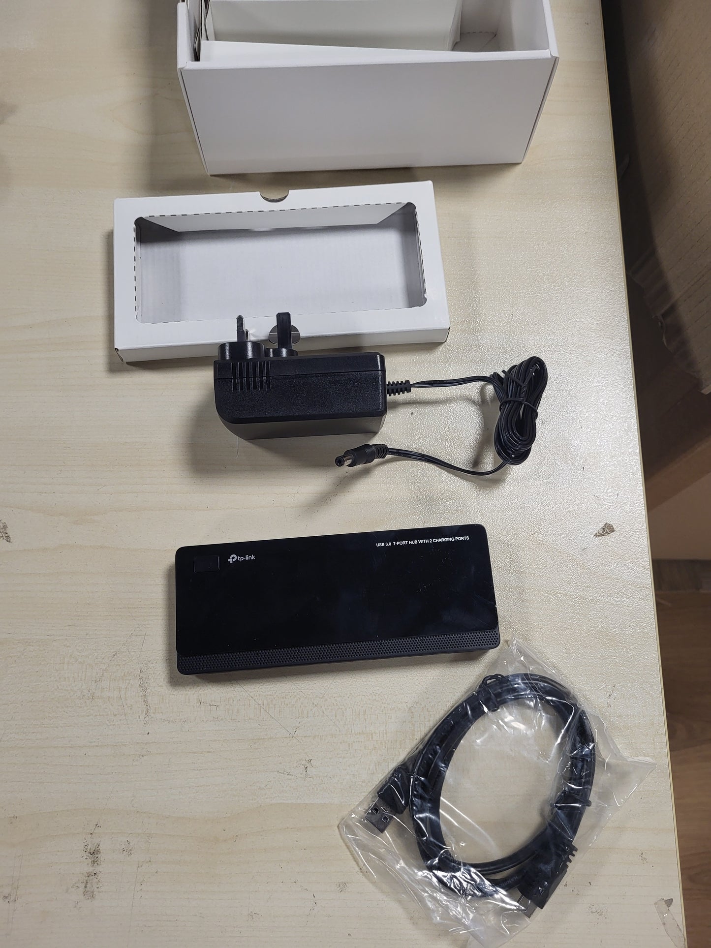 268040 - TP-LINK UH720, Hub 7-Port USB 3.0 Micro B, 2 Porta Ngarkimi 2.4 A, Mbrojtje Antistatike, Kabllo USB 3.0 1m, Pajtueshëm me Windows, Mac OS X, Linux, I Zi