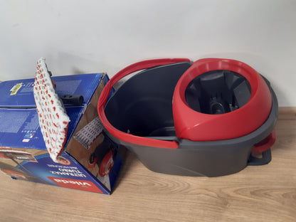 175330 - VILEDA Ultramax Turbo Seti Komplet 2-në-1 me Mopë dhe Kovë, Mopë Mikrofibre dhe Kovë me Rrotullues Elektrik, Përshtatshme për Të Gjitha Dyshemetë e Forta, Gjatësia e Dorezës 75-130cm