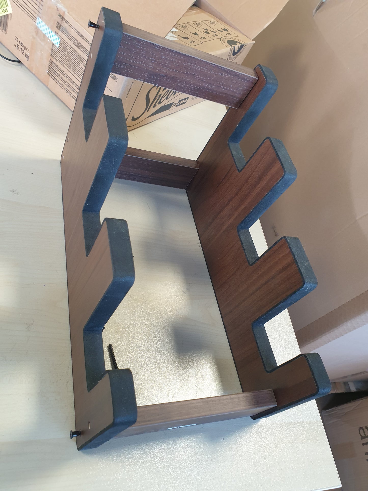 221239 - STRICH 3-Holder Wooden Guitar Stand (GS-2) është një mbajtëse kompakte prej druri për disa kitara, e projektuar për të mbajtur 3 kitara.