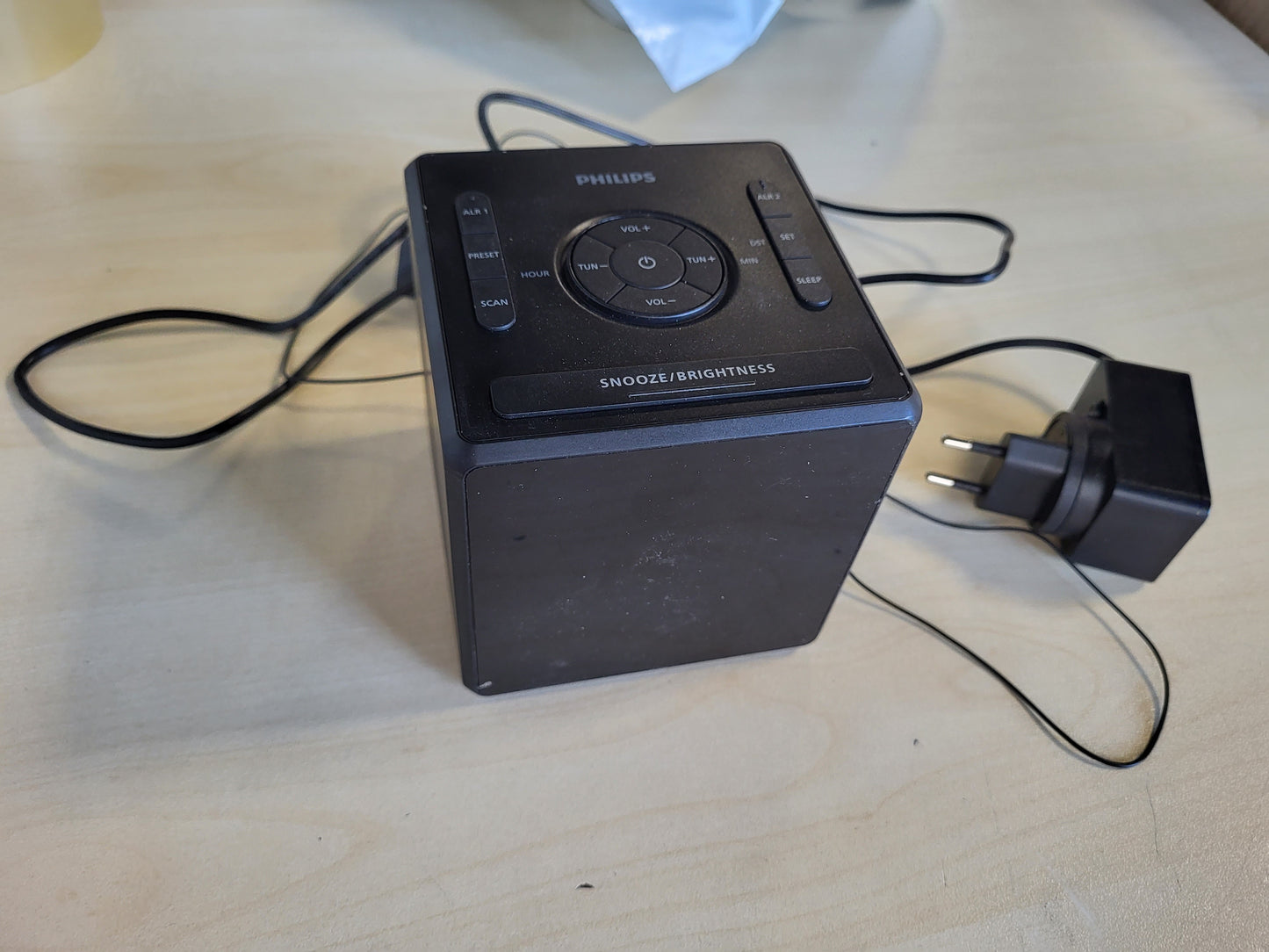266467 - PHILIPS Radio-orë FM TAR4500, dy alarme, portë karikimi USB-C