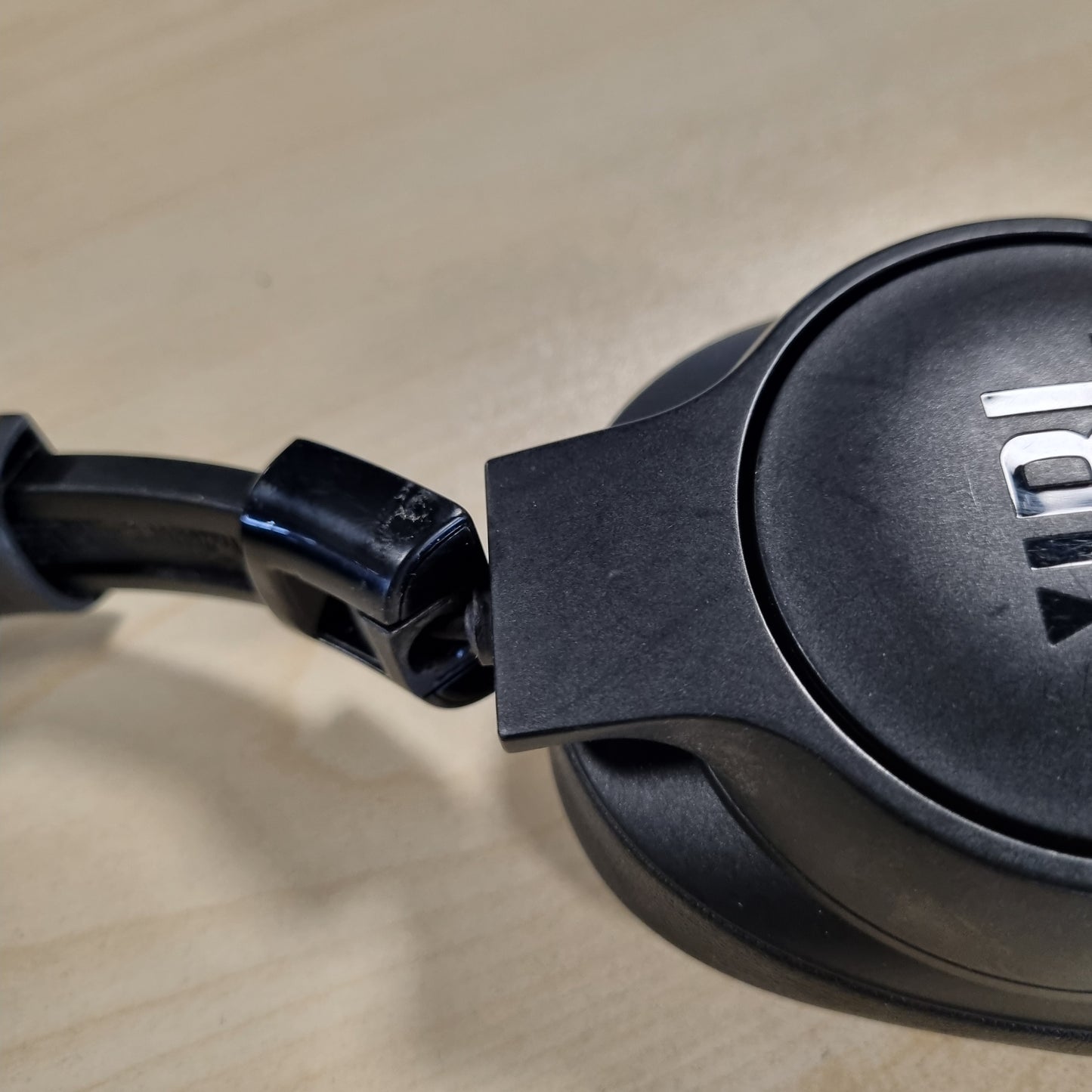 267803 - JBL KUFJE PA TEL TUNE 720BT, NGJYRA E ZEZË, BLUETOOTH 5.3, 76 ORË JETËGJATËSI BATERIE