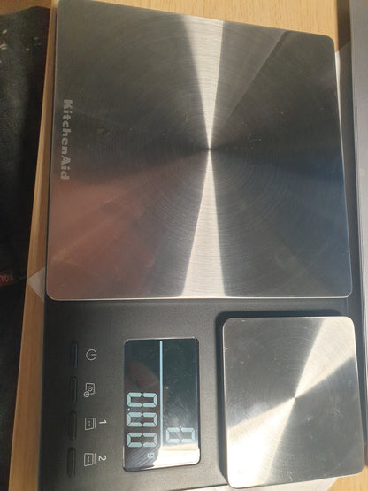 250665 - KITCHENAID Peshore dixhitale ushqimore me dy platforma, peshon midis 500g dhe 5000g, e zezë, një madhësi