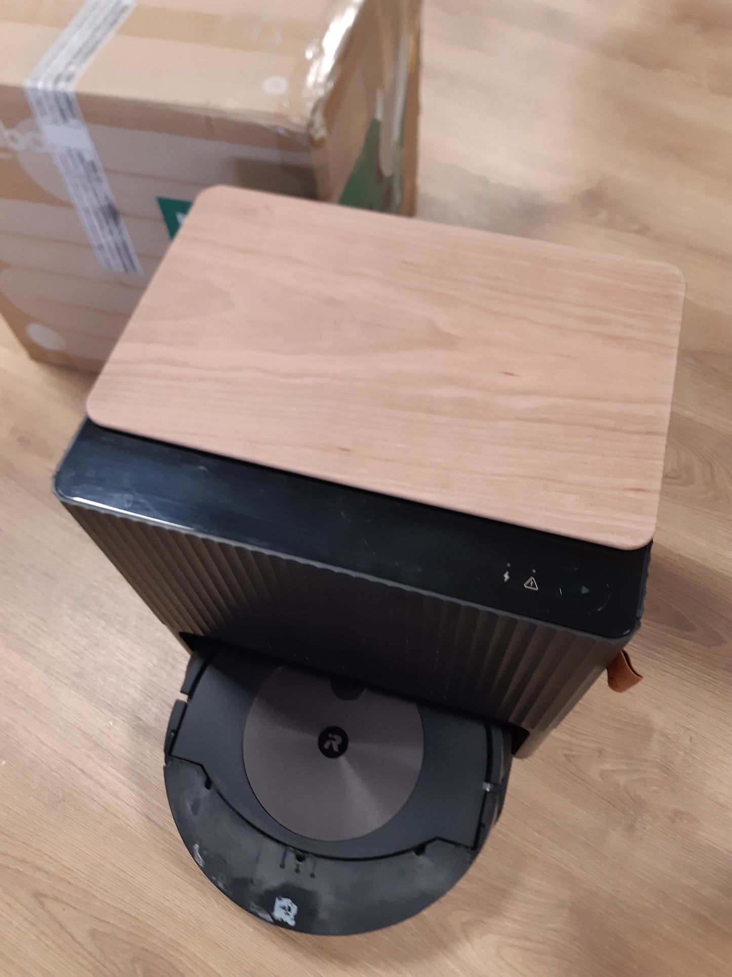 116219 - iROBOT Roomba Combo j9+, Robot Fshesë dhe Pastruese Dyshemeje, Bazë me Vetë-Zbrazje dhe Mbushje Uje, Ngritës i Paster, SmartScrub, Teknologji Wi-Fi dhe Hartëzim, Telekomandë dhe Asistent Zëri, Opsion Zbulimi i Pengesave, Bronz