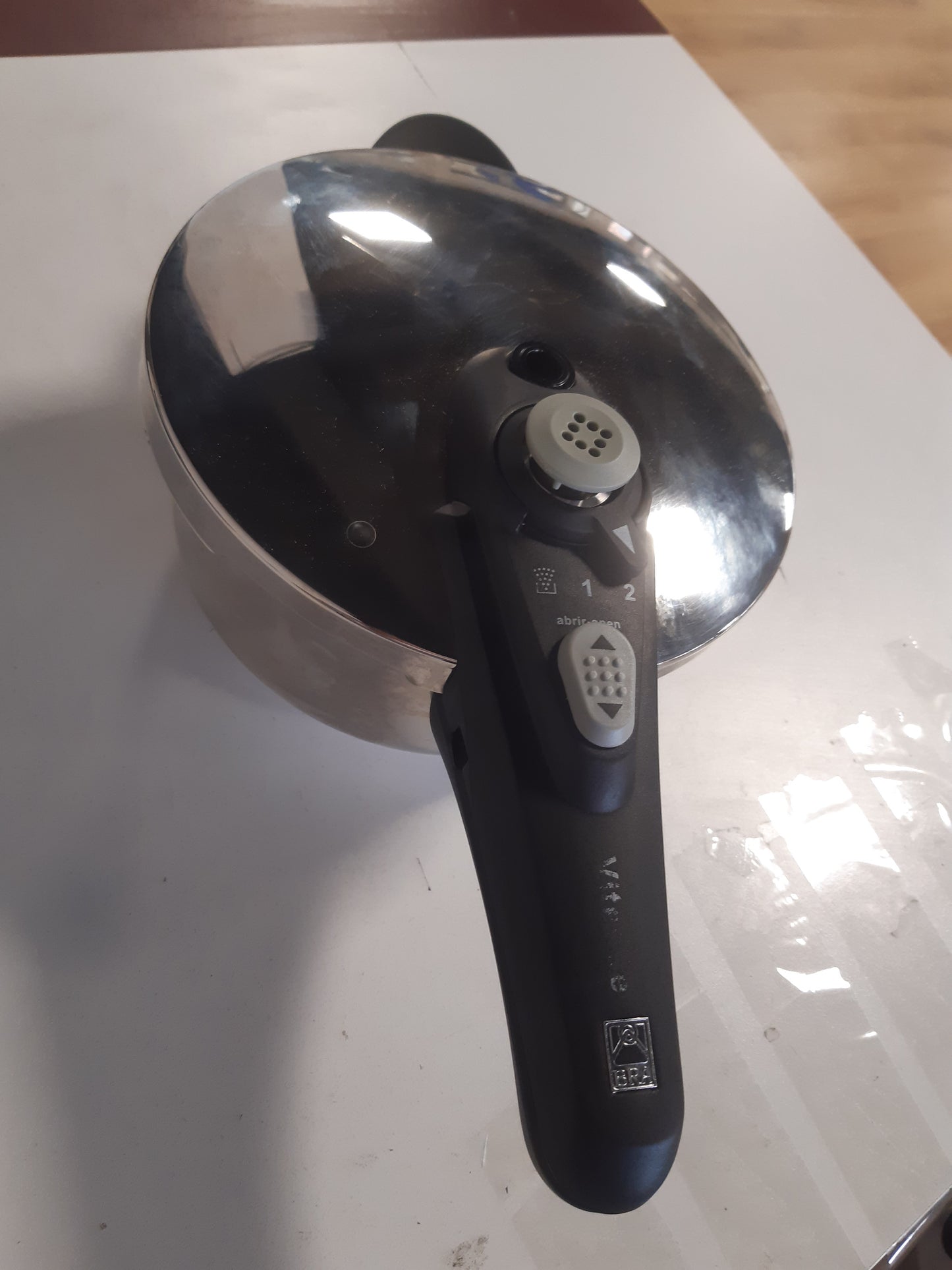 221264 - BRA Vitesse Tenxhere me presion 3 litra, çelik inox 18/10, 2 programe gatimi, sistem mbylljeje hapjeje