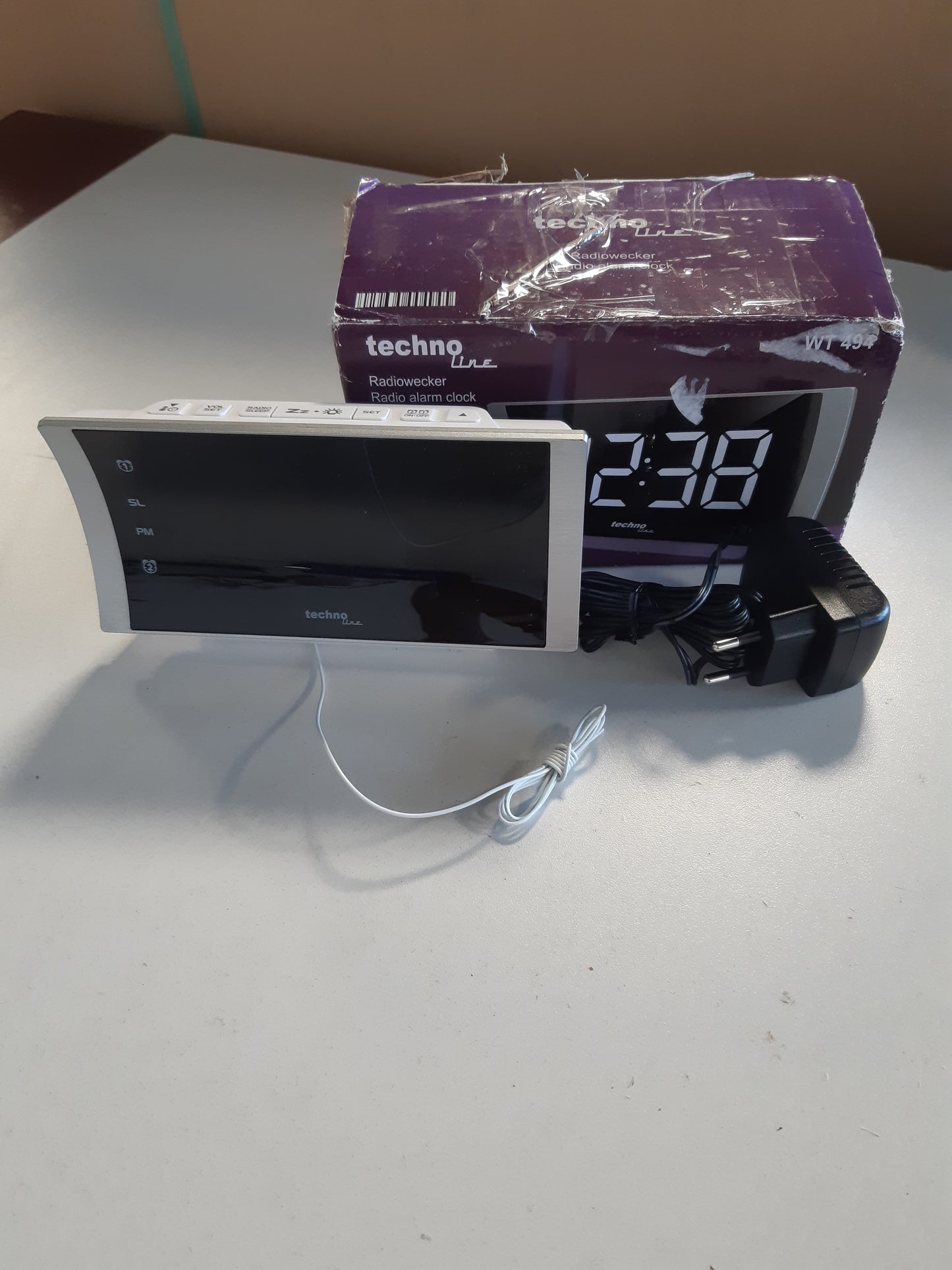 208874 - TECHNOLINE WT494 Orë Alarmi me Radio LED, me Dritë Ambienti dhe Temperature, dhe Portë Karikimi USB