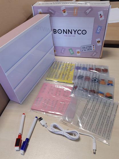 256555 - BONNYCO Kuti drite A4 rozë | 400 shkronja | 2 stilolapsa | USB | Shkronjat e përfshira Ä Ö Ü ß | Kuti drite LED rozë