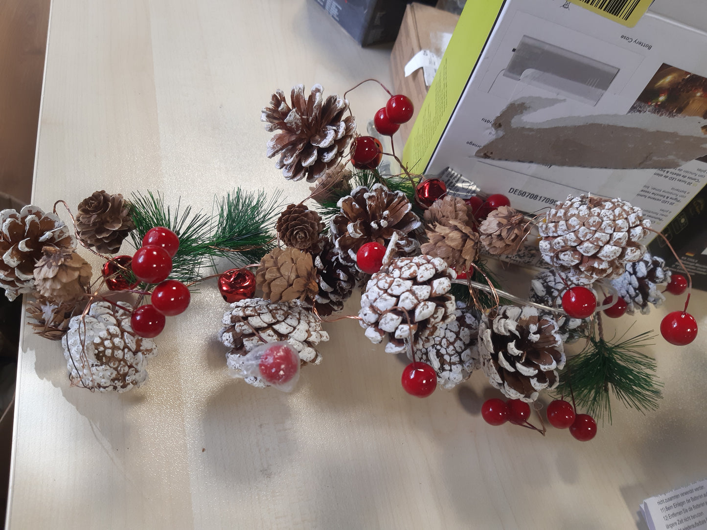 192702 - GOOBAY 60274 Drita LED 20-pallësh me Tel të Argjendtë, Boçe Pishe dhe Manaferra të Kuqe, Drita me Tel të Bardhë e Ngrohtë (3000 K), me Funksion Kohëmatësi, Punon me Bateri, Ngjyrat: Kafe, Jeshile, e Kuqe, e Kuqe Tulle