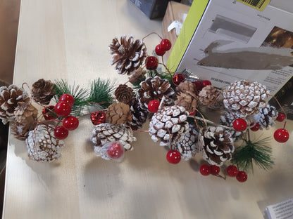 192702 - GOOBAY 60274 Drita LED 20-pallësh me Tel të Argjendtë, Boçe Pishe dhe Manaferra të Kuqe, Drita me Tel të Bardhë e Ngrohtë (3000 K), me Funksion Kohëmatësi, Punon me Bateri, Ngjyrat: Kafe, Jeshile, e Kuqe, e Kuqe Tulle