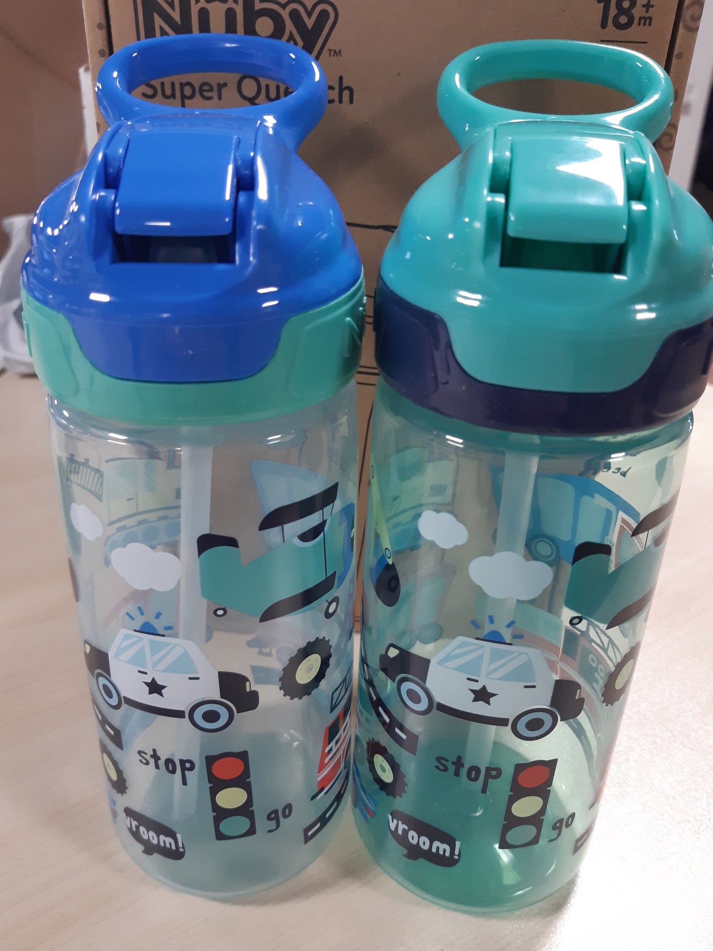 210443 - NUBY Super Quench – Gotë për Fëmijë e Papërshkueshme nga Uji, me Dorezë Mbachëse, 540 ml, Blu, Pako 2 Copë