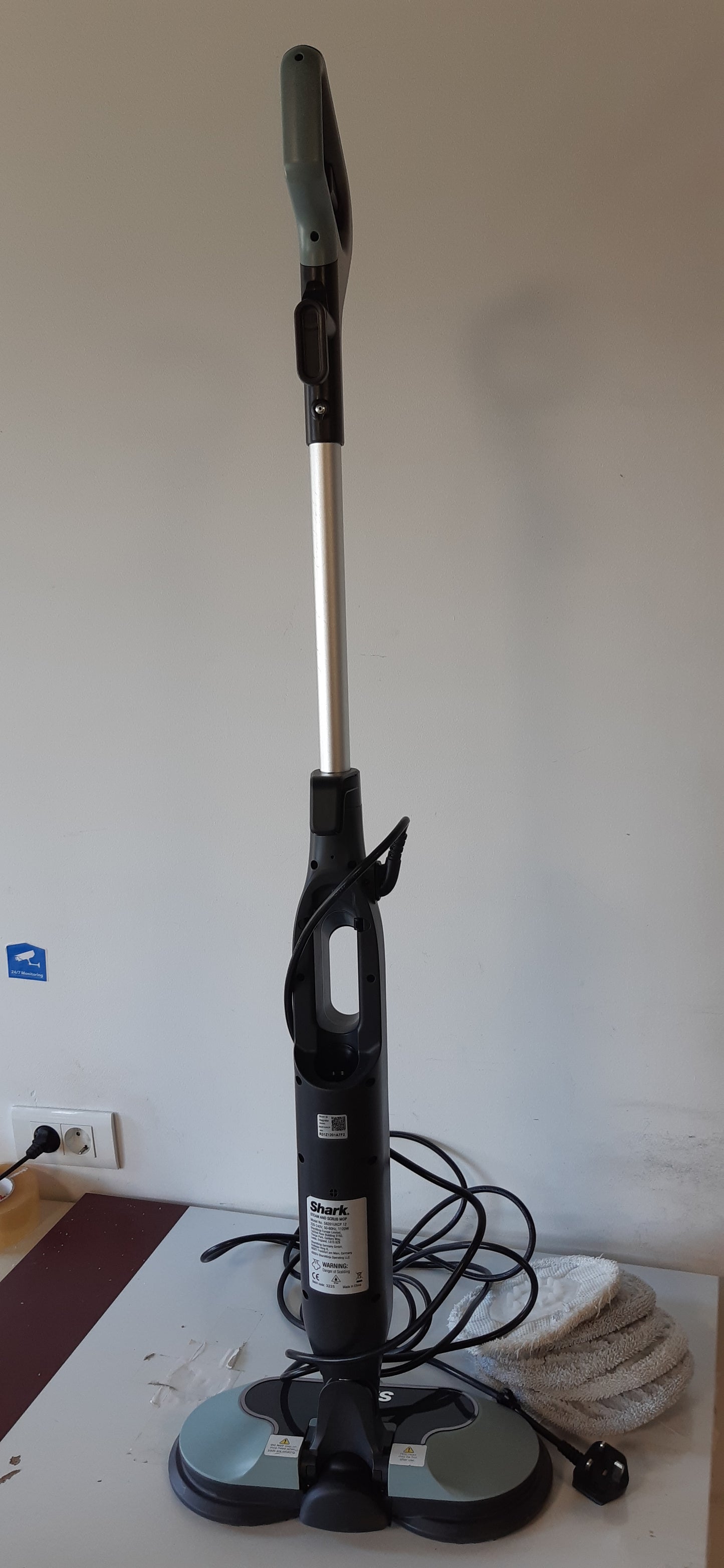 255028 - SHARK Mop Automatik me Avull, Spërkatës Avulli, 6 Jastëkë Rrotullues, 3 Cilësime Avulli, Kabllo 8m, për Dyshemetë e Forta të Mbyllura