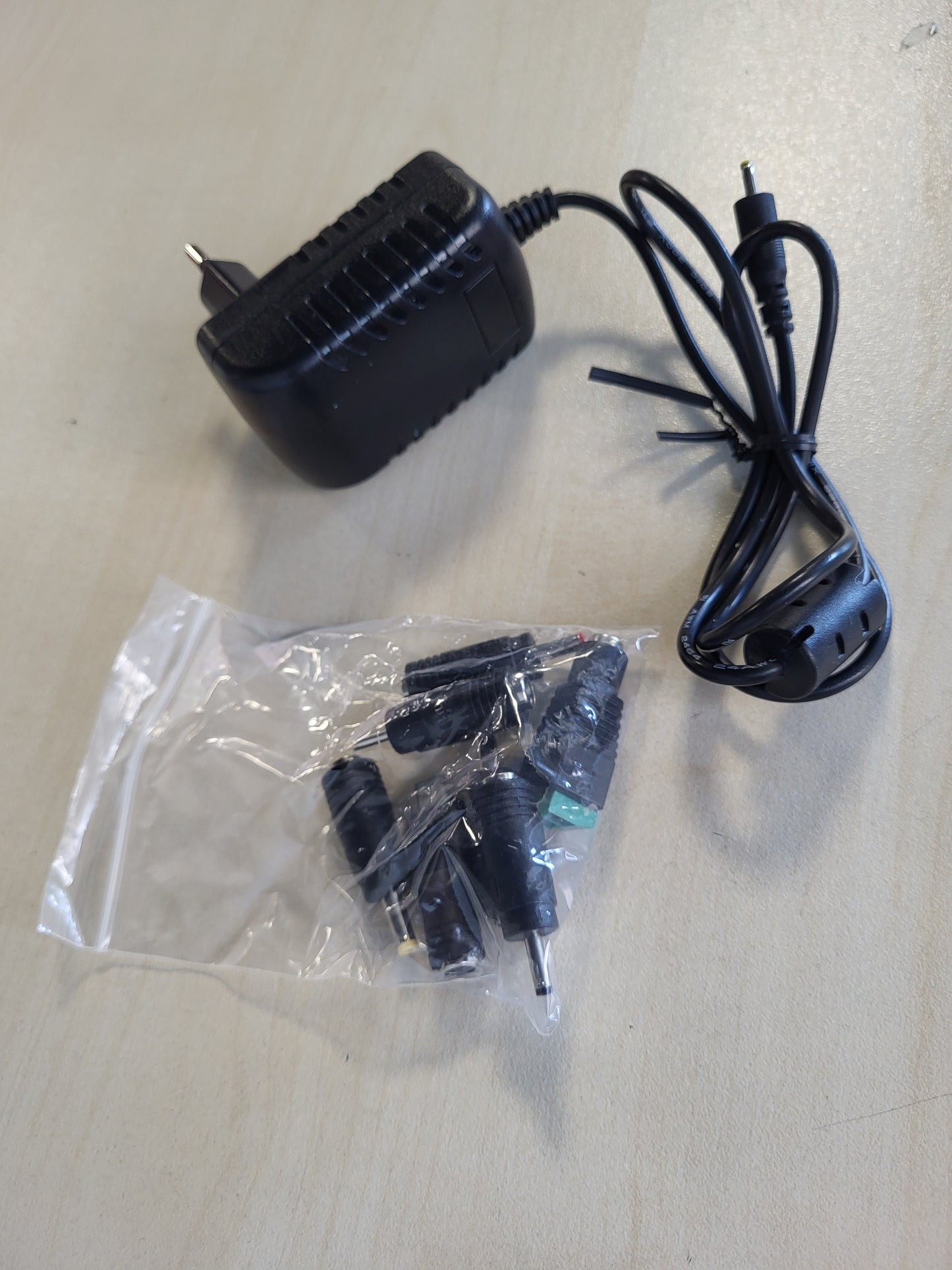 225280 - Transformator universal AC në DC 12V 2A 24W për elektronikë shtëpiake
