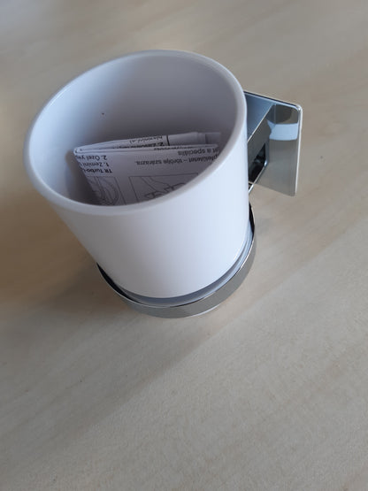223047 - WENKO Mbajtëse furçe dhëmbësh Turbo-Loc Quadro, montim në mur pa shpim, gotë plastike e bardhë, e lëvizshme, 7 x 10 x 9.5 cm, jastëk ngjitës special