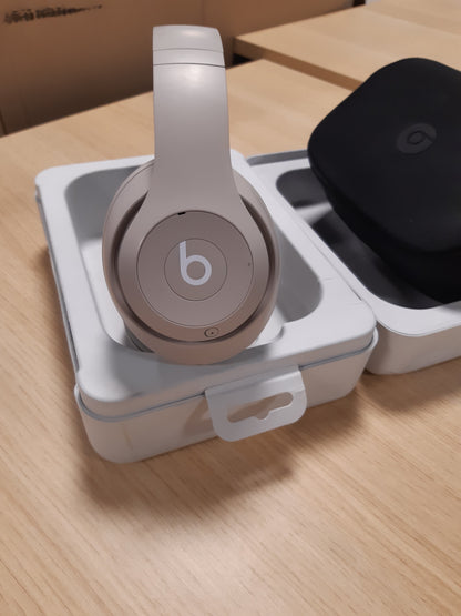 112644 - BEATS Kufje Studio Pro Bluetooth pa Tel me Anulim Zhurme - Audio Hapësinore e Personalizuar, Hyrje USB-C, e Pajtueshme me Apple dhe Android - Ngjyra Guri Rërë
