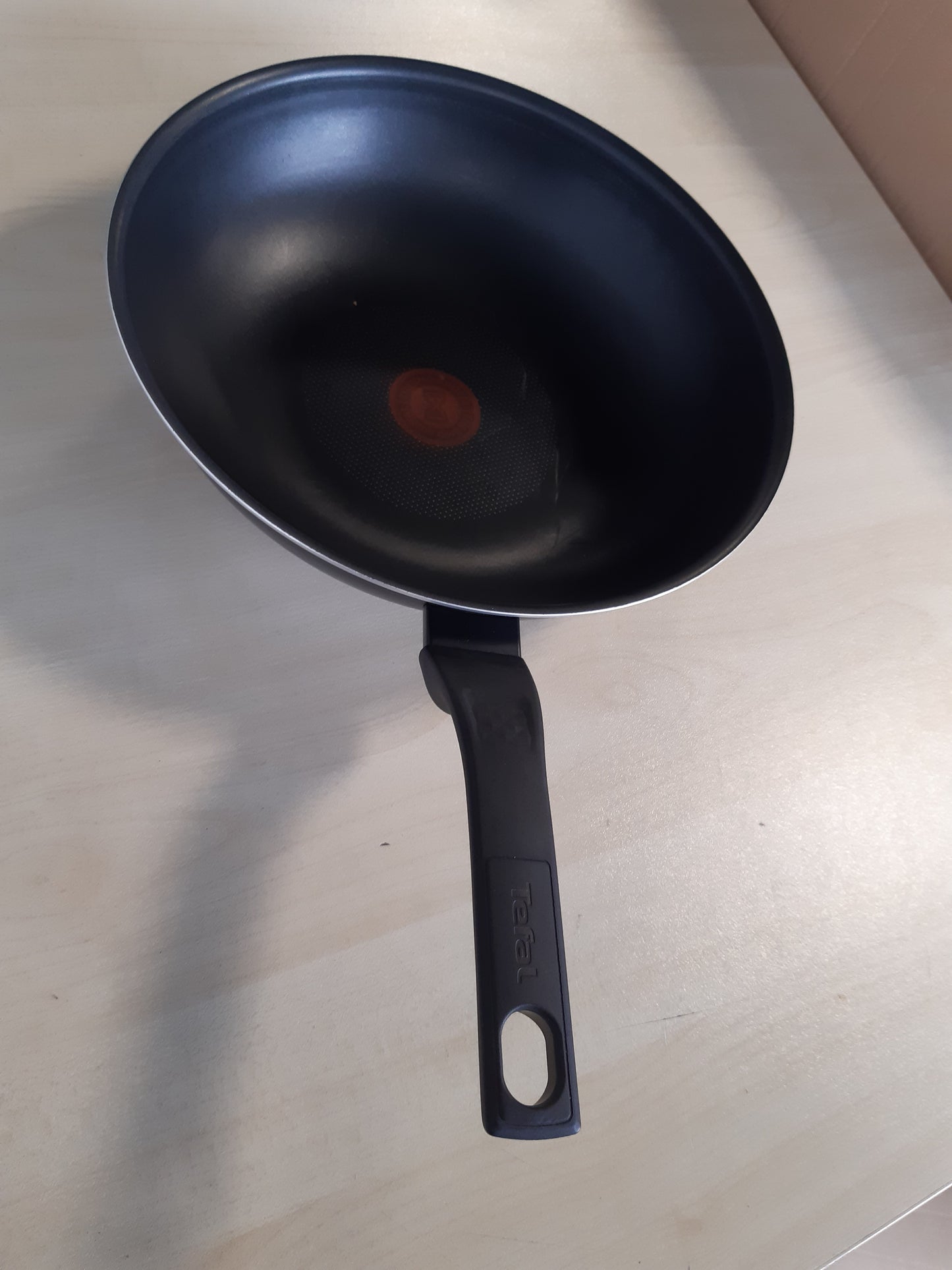 236060 - TIGAN WOK TEFAL EASY COOK & CLEAN 28 cm, shtresë jo ngjitëse, termo-sinjal në temperaturën ideale të skuqjes, NUK është i përshtatshëm për soba me induksion, pastrim i lehtë, Prodhuar në Francë, i zi, B5551933