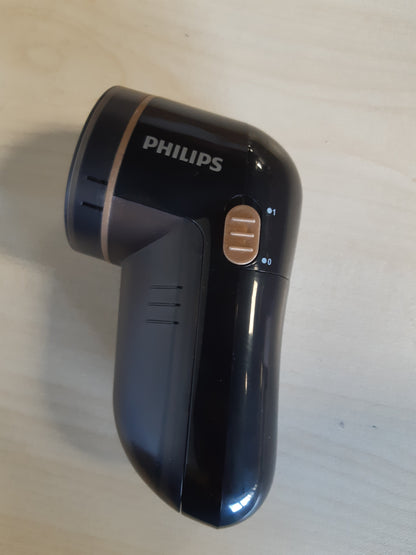 162888 - PHILIPS - Depilues për Rroba, 8800 RPM, Trekëndësh i Gjerë, 3 Madhësi të Vrimave, i Sigurt për të Gjitha Llojet e Pëlhurave, Enë Pastrohet lehtë, Muaj me 2 Bateri AA, Dizajn Kompakt (GC026/80)