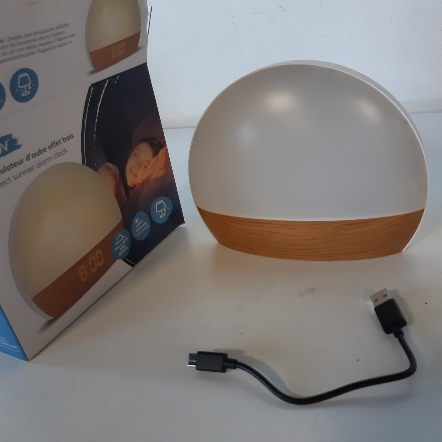 215562 - MOOOV Orë Alarmi Simuluese e Lindjes së Diellit me Dritë Graduale, e Energjizuar nga Rrjeti Elektronik - Terapi me Dritë, Ndriçim i Bardhë ose me Ngjyra - Portë Karikimi USB-A - Efekt Druri Natyral
