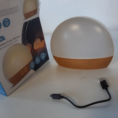 215562 - MOOOV Orë Alarmi Simuluese e Lindjes së Diellit me Dritë Graduale, e Energjizuar nga Rrjeti Elektronik - Terapi me Dritë, Ndriçim i Bardhë ose me Ngjyra - Portë Karikimi USB-A - Efekt Druri Natyral
