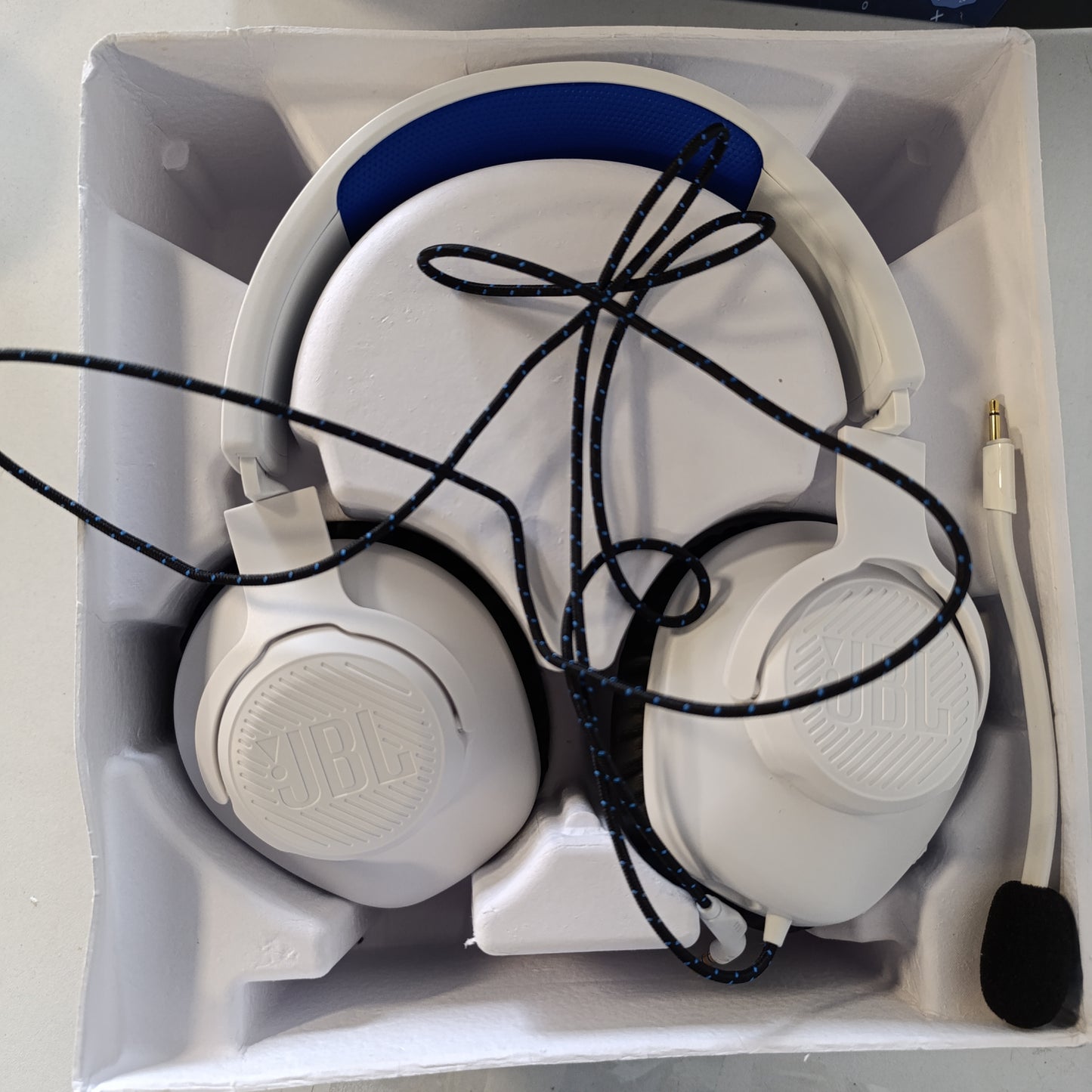266371 - JBL QUANTUM 100P – KUFJE PËR LOJËRA ME TEL, MIKROFON TË LËVIZSHËM, PËR PLAYSTATION, E BARDHË DHE BLU