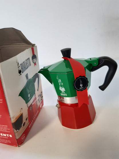 205142 - BIALETTI - Makina e Kafesë për Espresso Moka Express Italia, 3 Gota (130ml), Alumini, Ngjyrat: E Kuqe, Jeshile dhe Argjendi