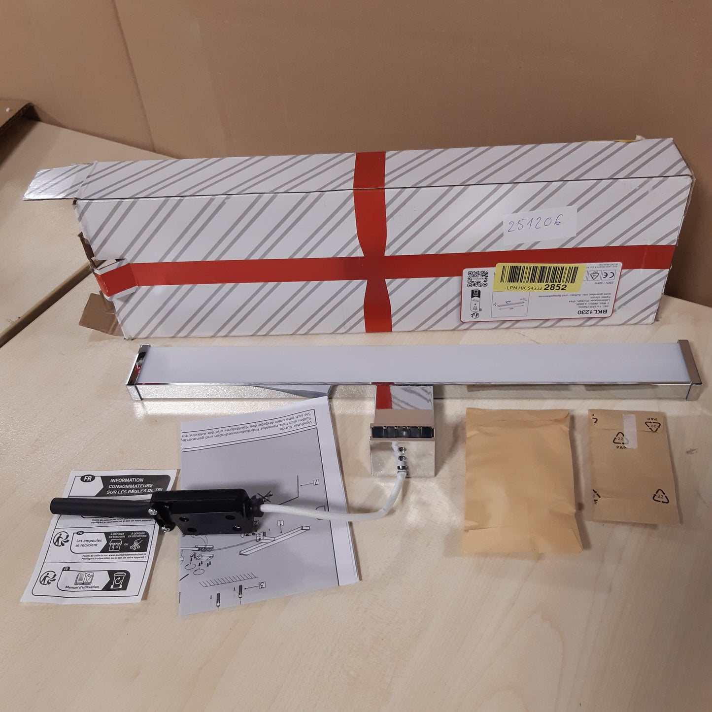 251206 - BKLicht Dritë pasqyre LED për banjo, dritë grimi, e bardhë neutrale, IP44, rezistente ndaj spërkatjeve, gjatësi 40 cm
