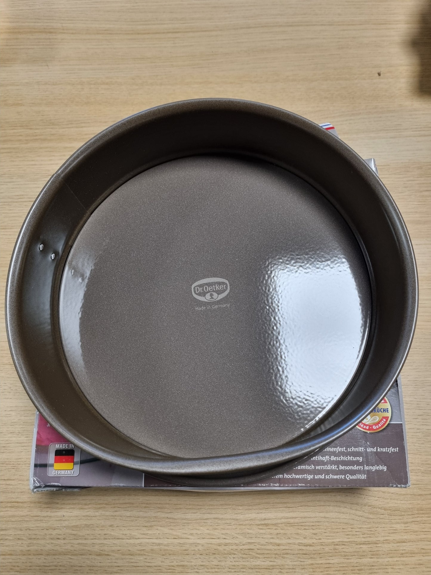 221491 - DR. OETKER Tavë pjekjeje Ø 28 cm, bazë smalti, shtresë jo-ngjitëse, rezistente ndaj nxehtësisë deri në 230°C, kapacitet 3900 ml