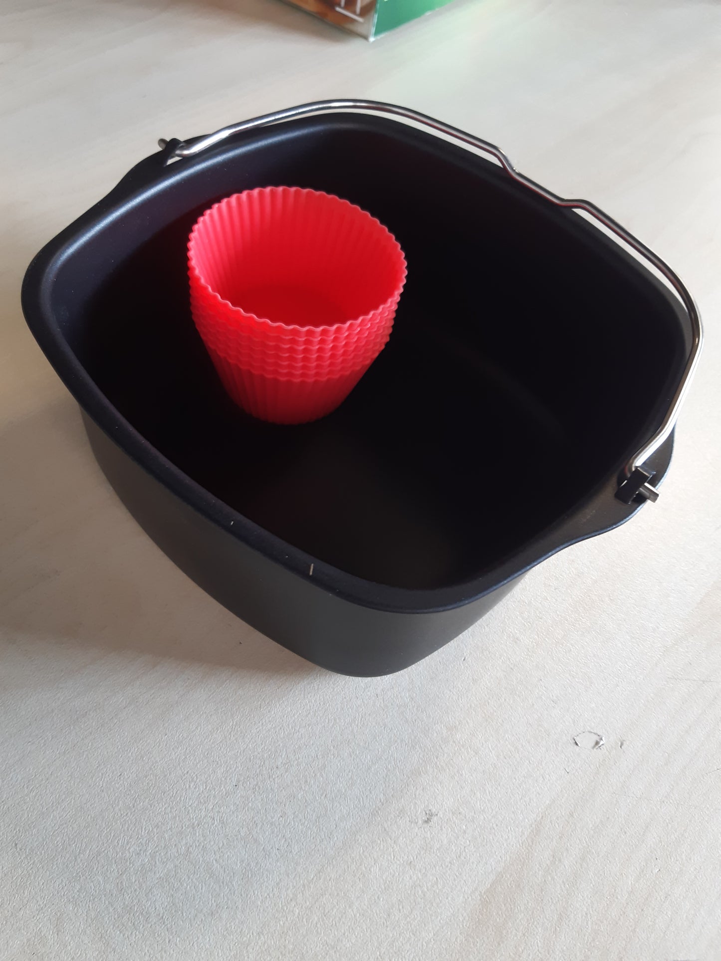 162660 - PHILIPS Set Pjekjeje për Fritezë HD9925/01, me Shtresë Jo-Ngjitëse, në Ngjyrën e Zezë ose Kuqe