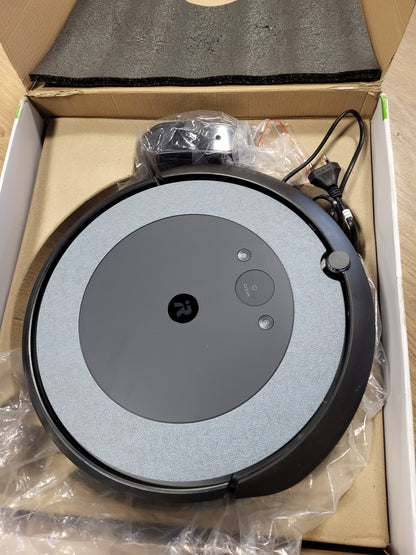 118025 - iROBOT Roomba I3152 - Fshesë Robotike me Lidhje Korrenti, me Dy Furça Gome për Shumë Sipërfaqe, Kompatibile me Asistentin Zanor, me Teknologji Shtypi, Ngjyra Gri/Blu