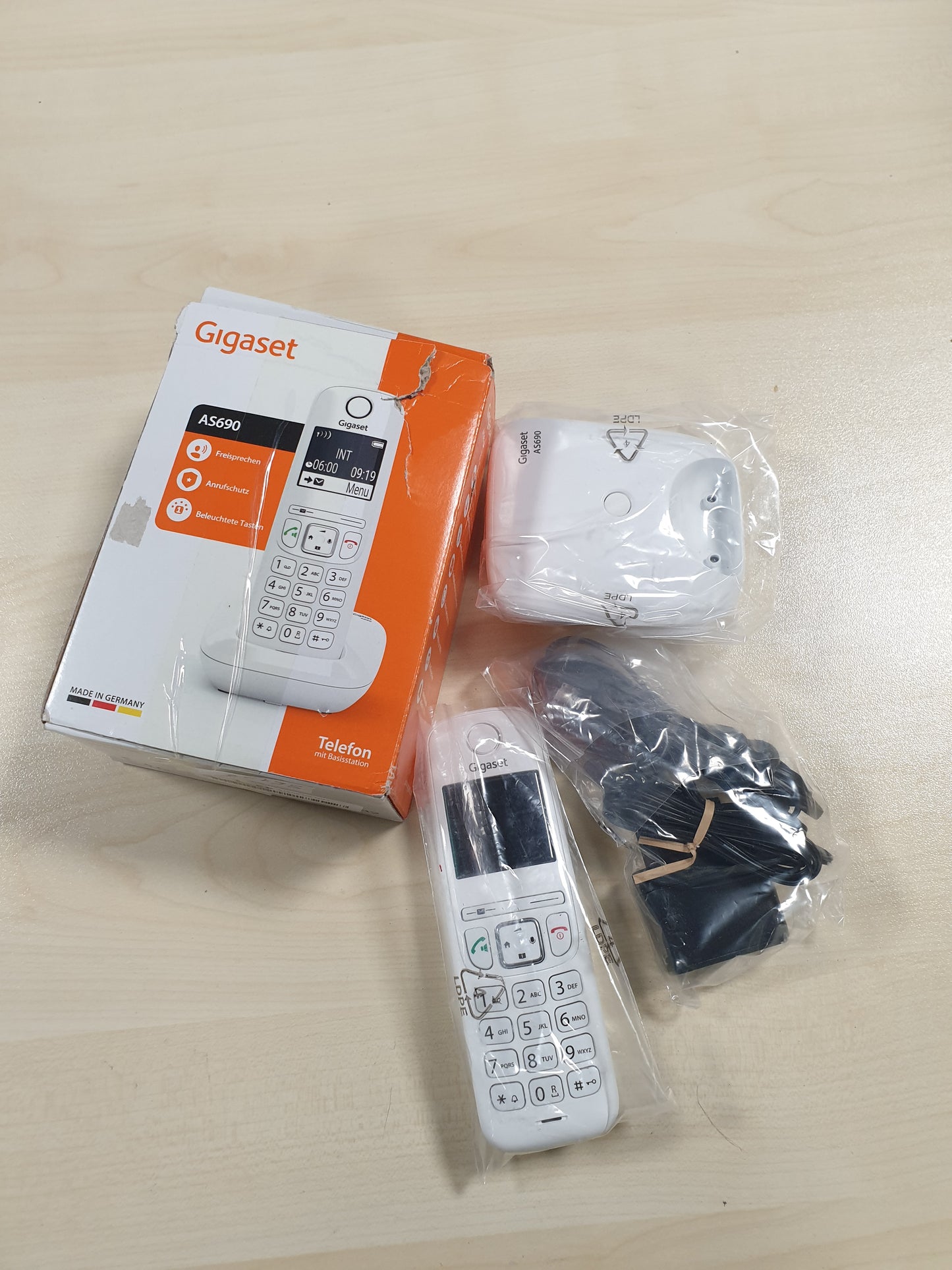 86198 - GIGASET AS690 - Telefon Fiks DECT pa Tel, me Ekran të Madh dhe Kontrast të Lartë, Cilësi Audio e Shkëlqyer, Profile Zëri të Rregullueshme, Funksion Pa duar, Mbrojtje nga Mos-Telefonimi, Ngjyra e Bardhë - Versioni Gjerman