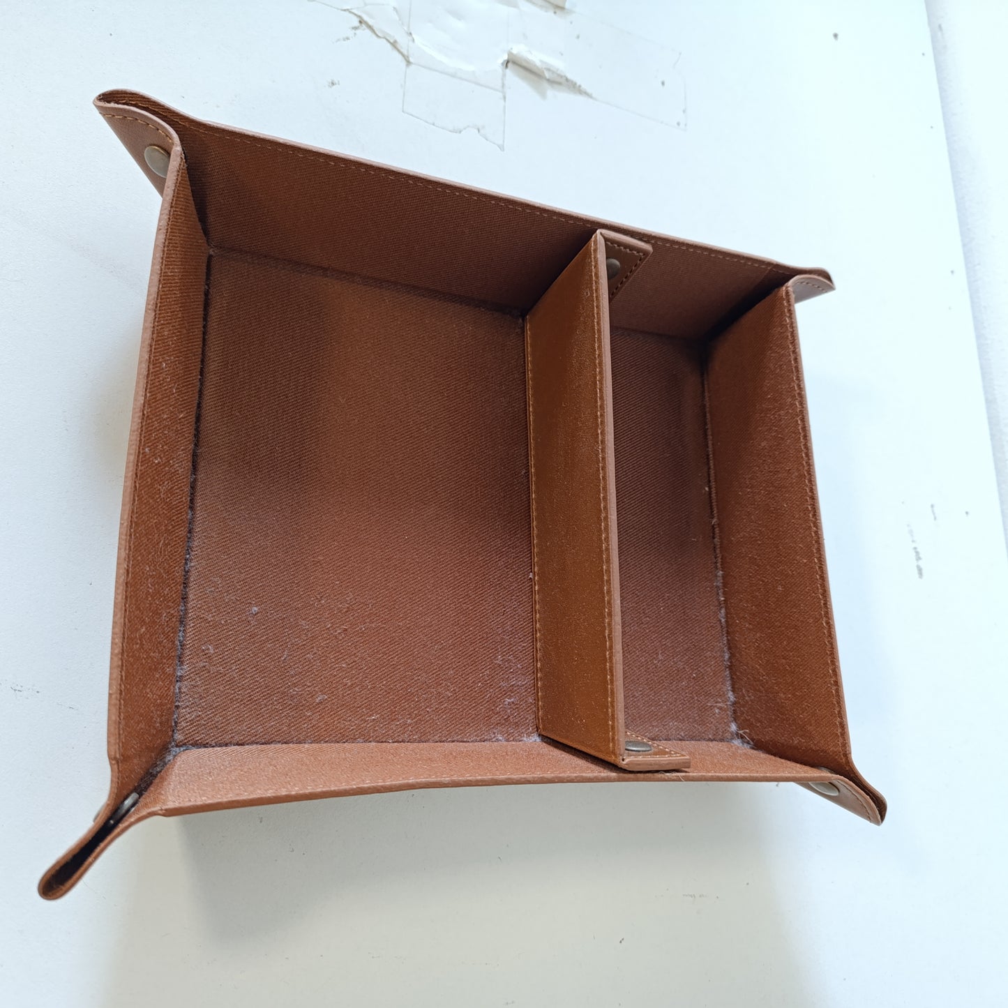 222320 - LONDO VALET Tabaka lëkure, 30x20x5 cm, për portofolet, orët, çelësat, monedhat, telefonat celularë dhe furnizimet e zyrës