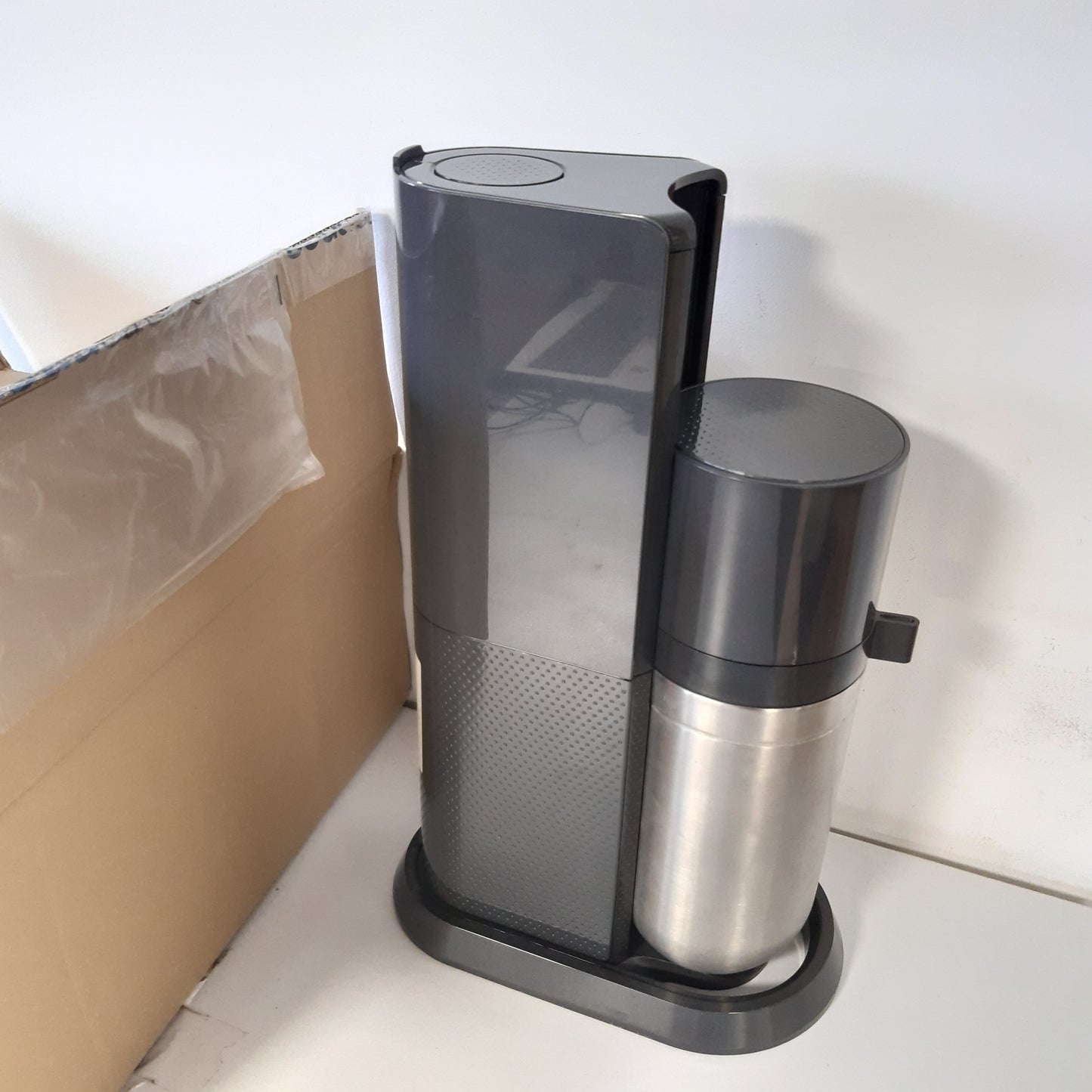 217093 - SODASTREAM DUO Pajisja për përgatitjen e ujit të gazuar, përfshin 1 shishe qelqi 1L dhe 1 shishe plastike FUSE 1L, ngjyra: Titanium