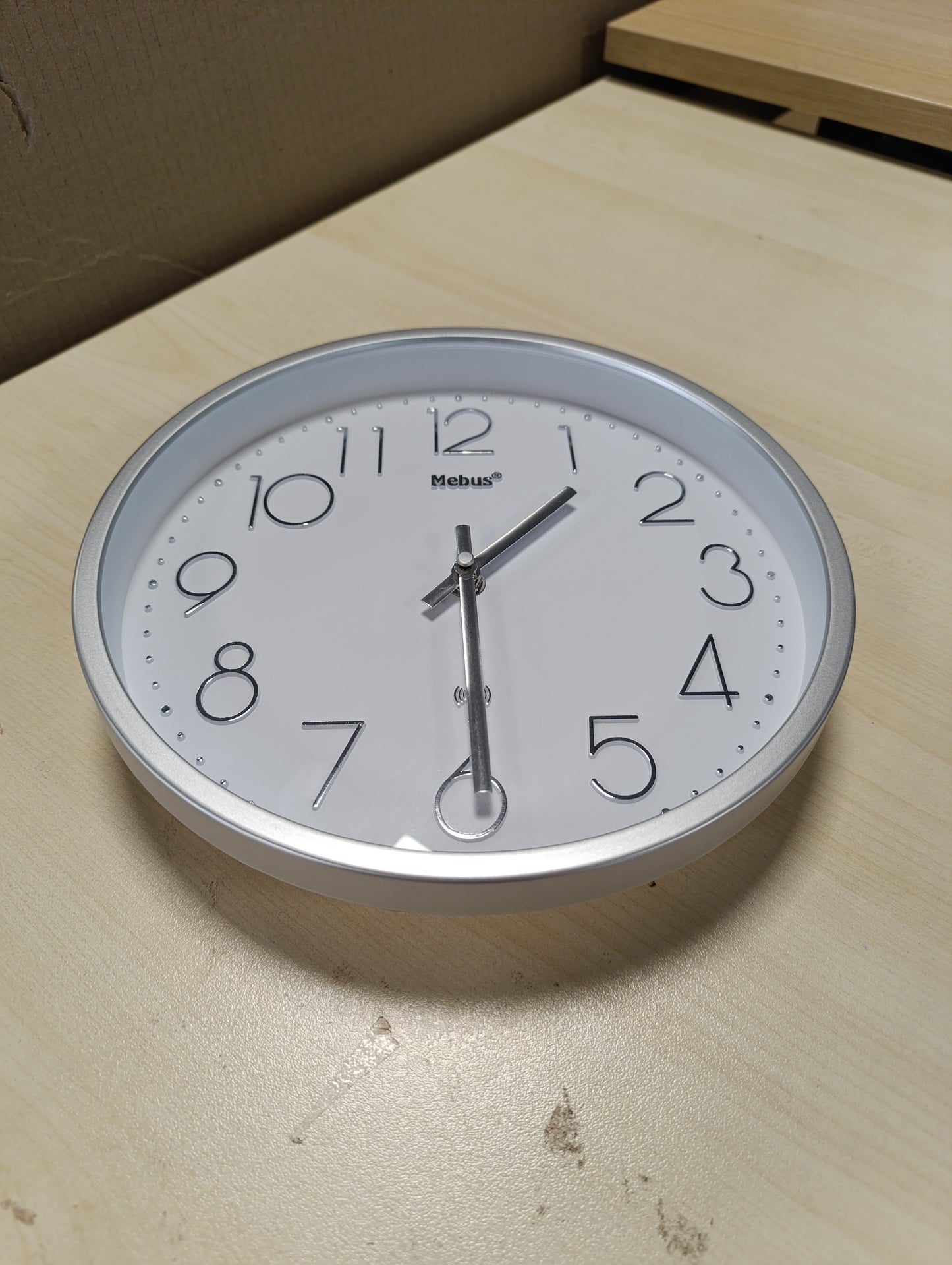 168297 - MEBUS TINYTIME Orë Muri me Radio të Kontrolluar, e Heshtur, Diametër 25 cm, Numra Modernë të Bardhë, Kuti Argjendi