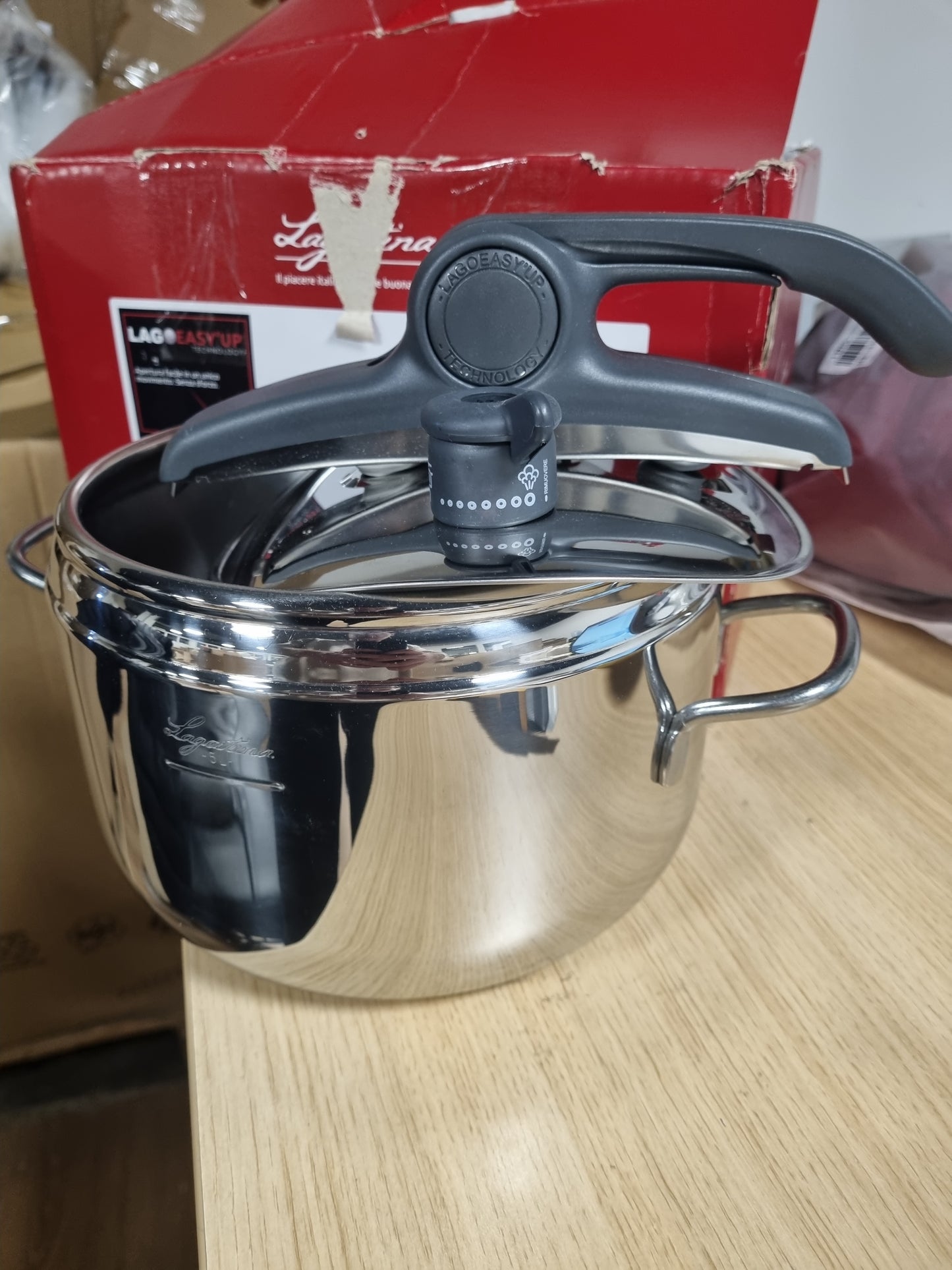 199104 - LAGOESTINA Tenxhere me Presion prej Çeliku Inox Irradial Control Lagoeasy'UP 5L, 18/10, Ø22cm, e Përshtatshme për Gatim me Induksion dhe Gaz, Hapje e Thjeshtuar e Kapakut, me Bazë Irradial Plus me 3 Shtresa