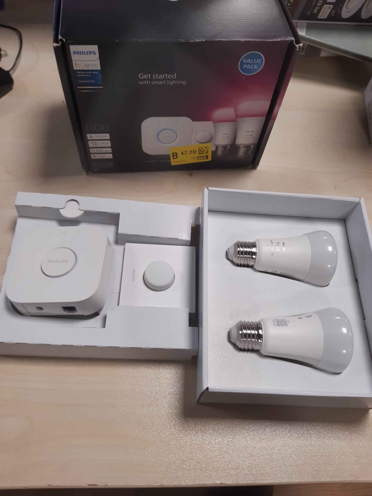 199031 - PHILIPS HUE - Pako me 2 Llamba LED Inteligjente A60 E27, e Bardhë dhe me Ngjyrë, 9W (Eq. 75W) 1100 lm, E pajtueshme me Alexa dhe Google Home + Buton Inteligjent + Urë Hue