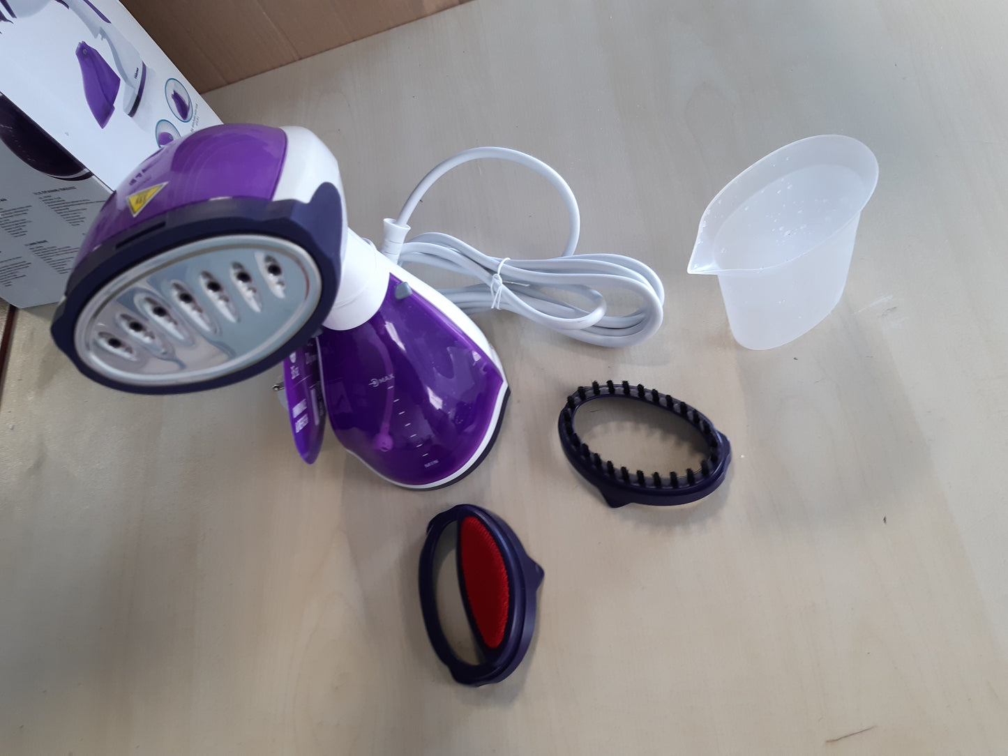 222111 - TRISTAR ST-8916 Avullues Dore për Veshje, 20 g/min, Kapacitet 260 ml, Funksioni i Pauzës, Gota e Derdhjes e Përfshirë