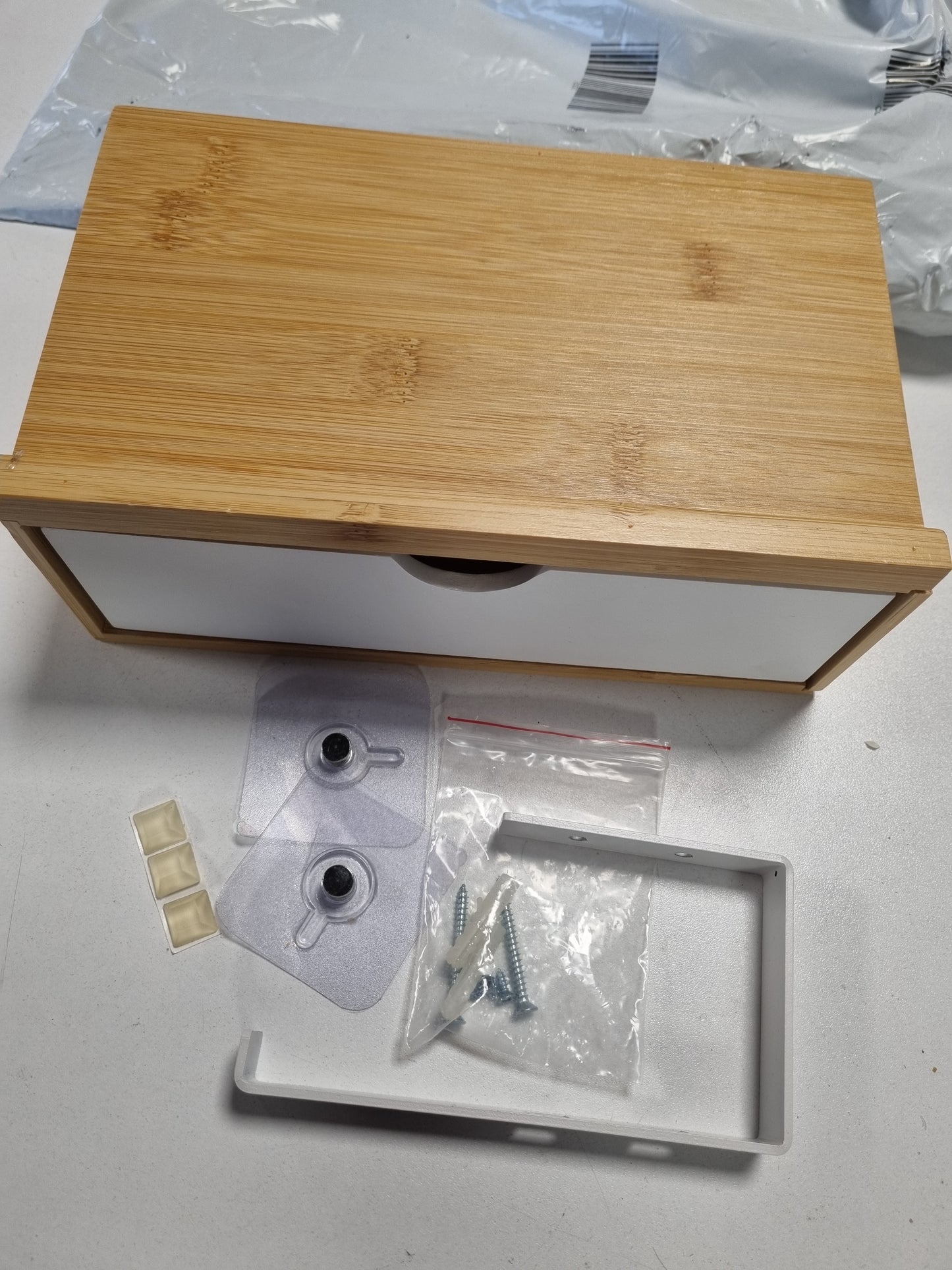 223436 - VNINKUL - Mbajtëse letre higjienike prej bambuje, e montuar në mur, Madhësia 23.5 x 16 x 14.5 cm, Dispenser letre higjienike me sirtar depozitimi, e bardhë