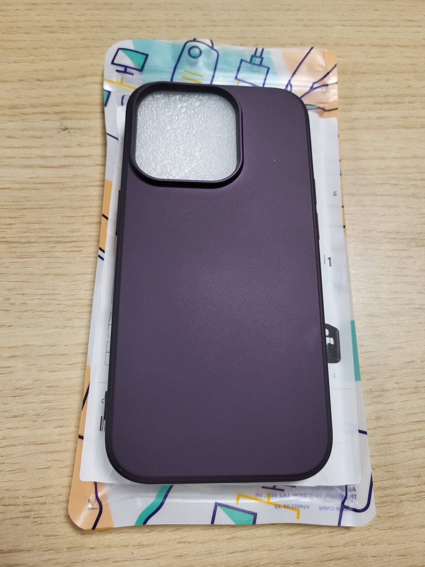 269620 - kwmobile Mbrojtëse për Apple iPhone 14 Pro - Mbrojtëse Telefoni prej TPU të Butë - Ngjyrë Burgundy Metalike
