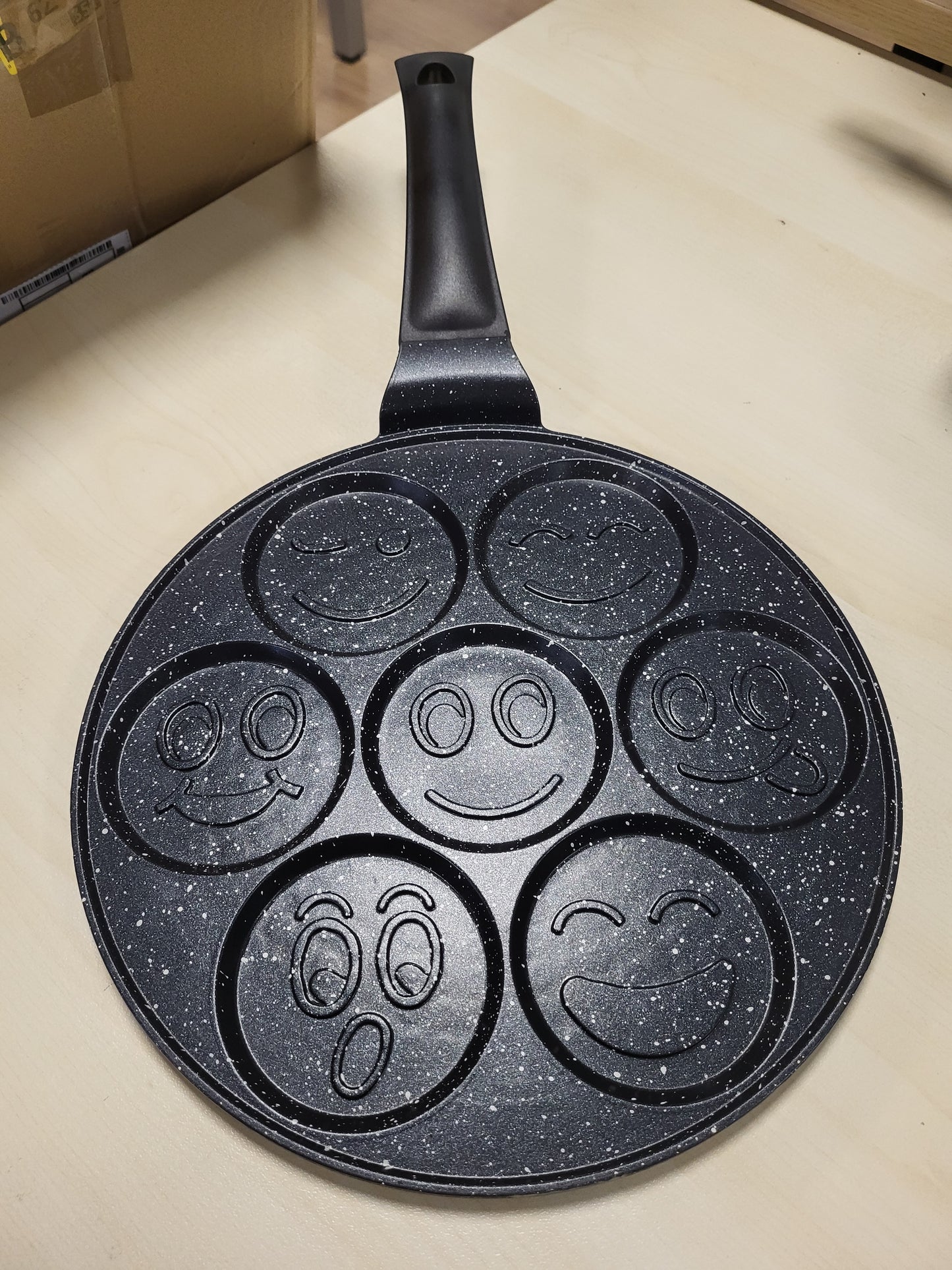251988 - Herzberg HGCP267SML Tavë për krepa 26 cm, 7 dizajne emoji, rezistente ndaj gërvishtjeve