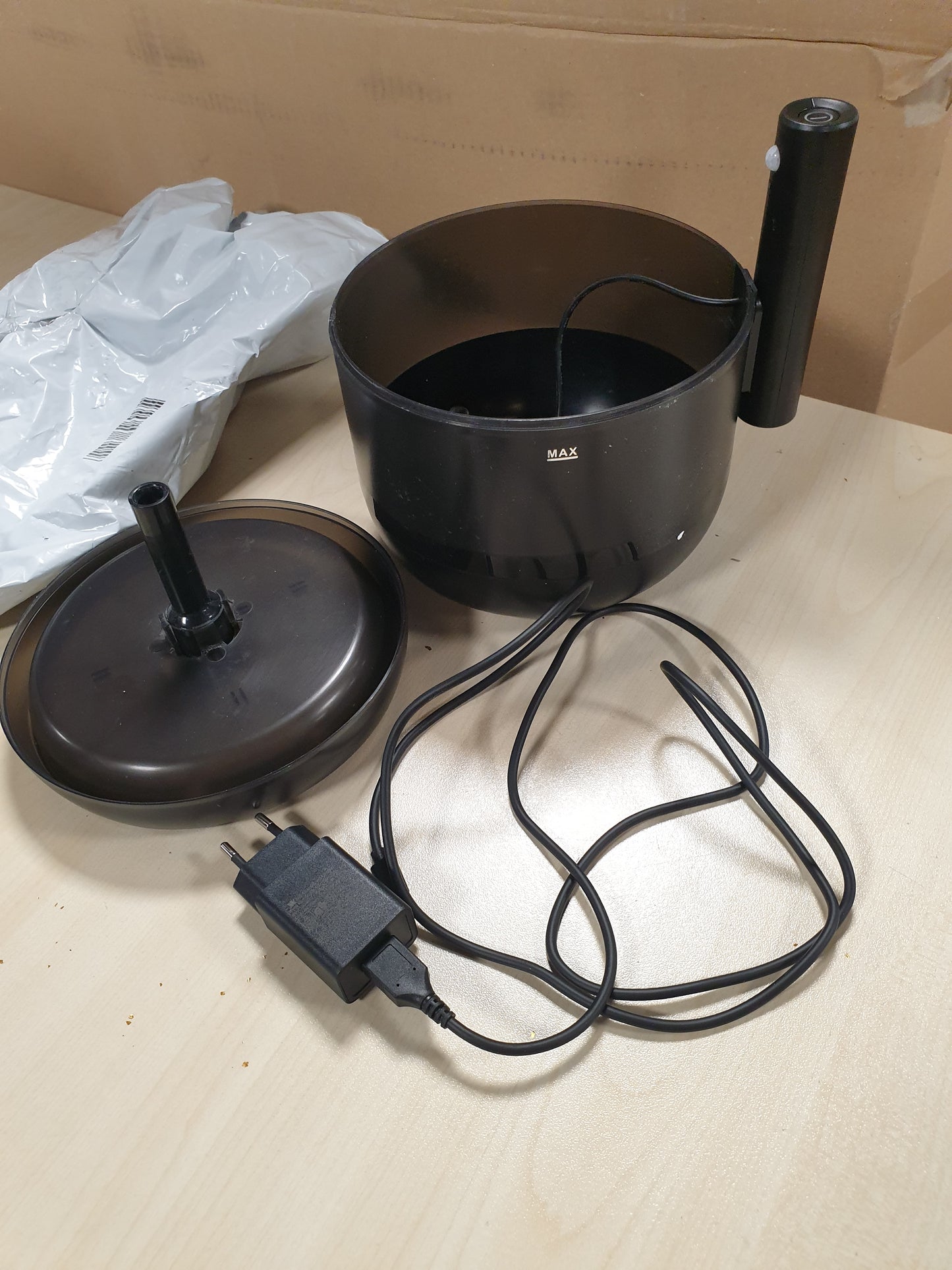 260473 - PHILIPS Shatërvan për Pije - Kapacitet 2.2L, Filtrim me shumë shtresa, Sensor lëvizjeje, Pompë e heshtur, Enë që nuk derdhet, Rezistent ndaj gërvishtjeve, Pastrim i lehtë, Bazë e qëndrueshme (PAW3210/02)
