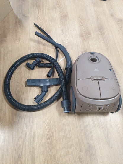239215 - ELECTROLUX 600 CLEAN, Fshesë me Qese, Kontroll me Këmbë, 50% Plastikë e Ricikluar, Filtër Higjiene i Larëshëm 12, Kordon XXL 12m, EB61C3WBL, Kafe