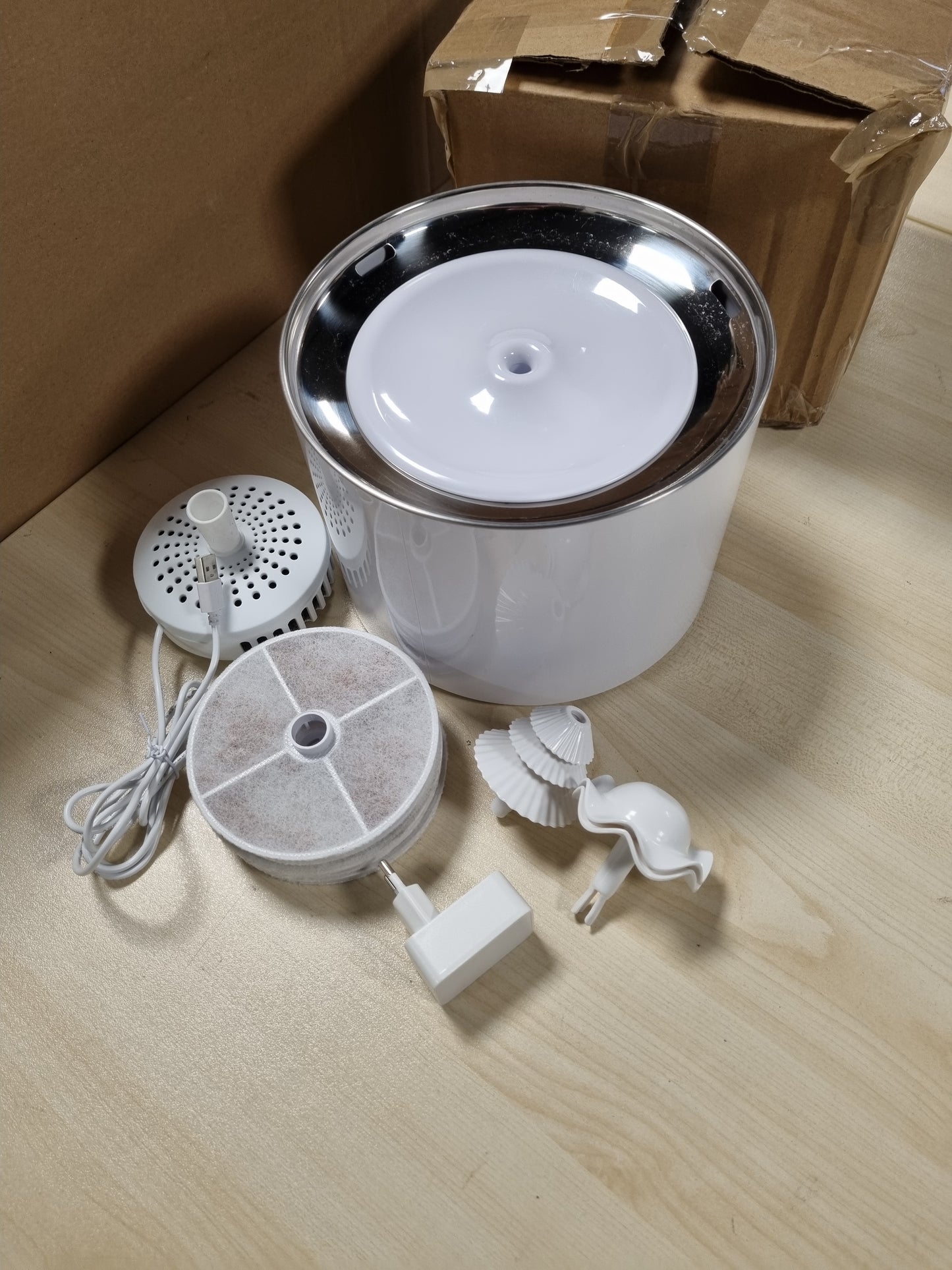 218285 - AMAZON BASICS Shatërvan për Pije për Mace prej Çeliku Inoks me 3 Filtra, 3 L, i Bardhë