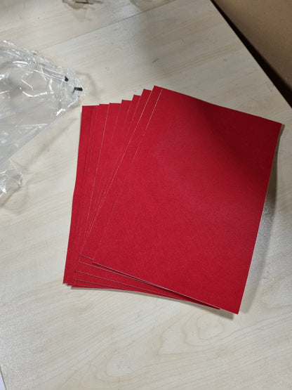 258330 - CHRORINE - Pako me 10 fletë felti vetëngjitëse për materiale arti dhe artizanati, e kuqe, 20.3 x 30.5 cm