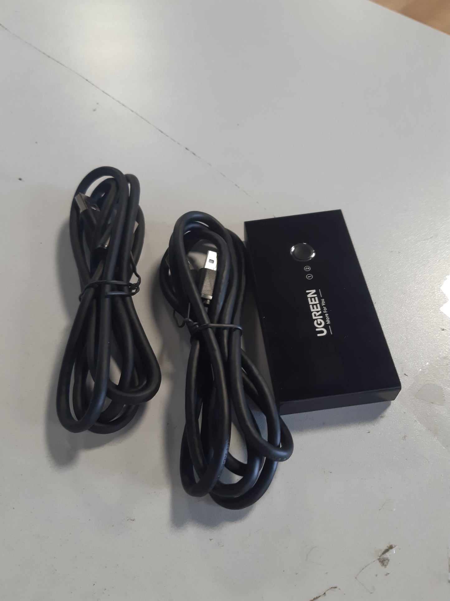 268959 - UGREEN Ndërprerës KVM USB 3.0, 2 hyrje për PC, 4 dalje për tastierë, maus, hard disk, printer, skaner, Kabllot përfshihen