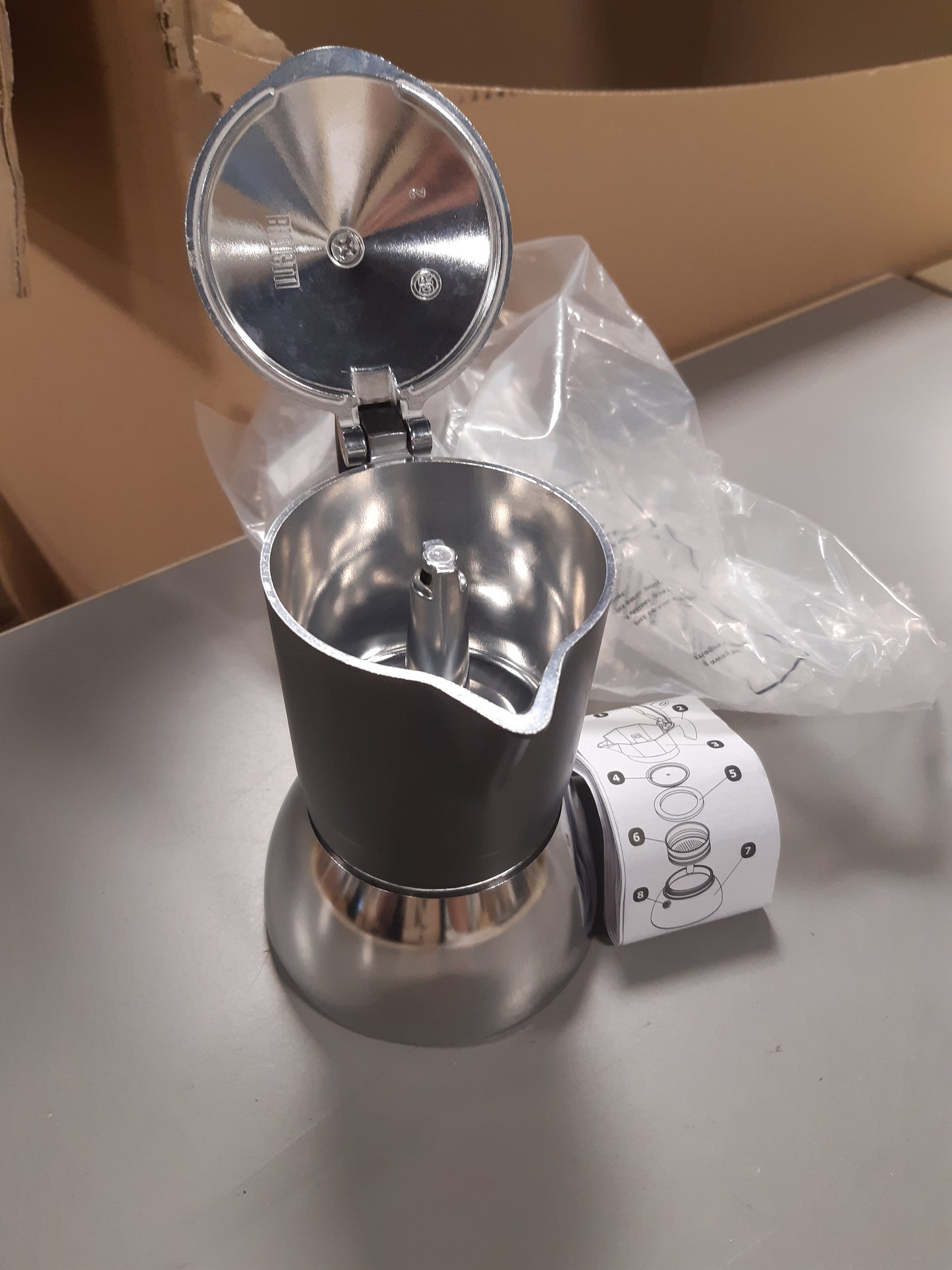 255400 - BIALETTI Makinë kafeje me induksion Fiammetta, 4 filxhanë (150 ml), e përshtatshme për të gjitha sobat, dizajn elegant, gri
