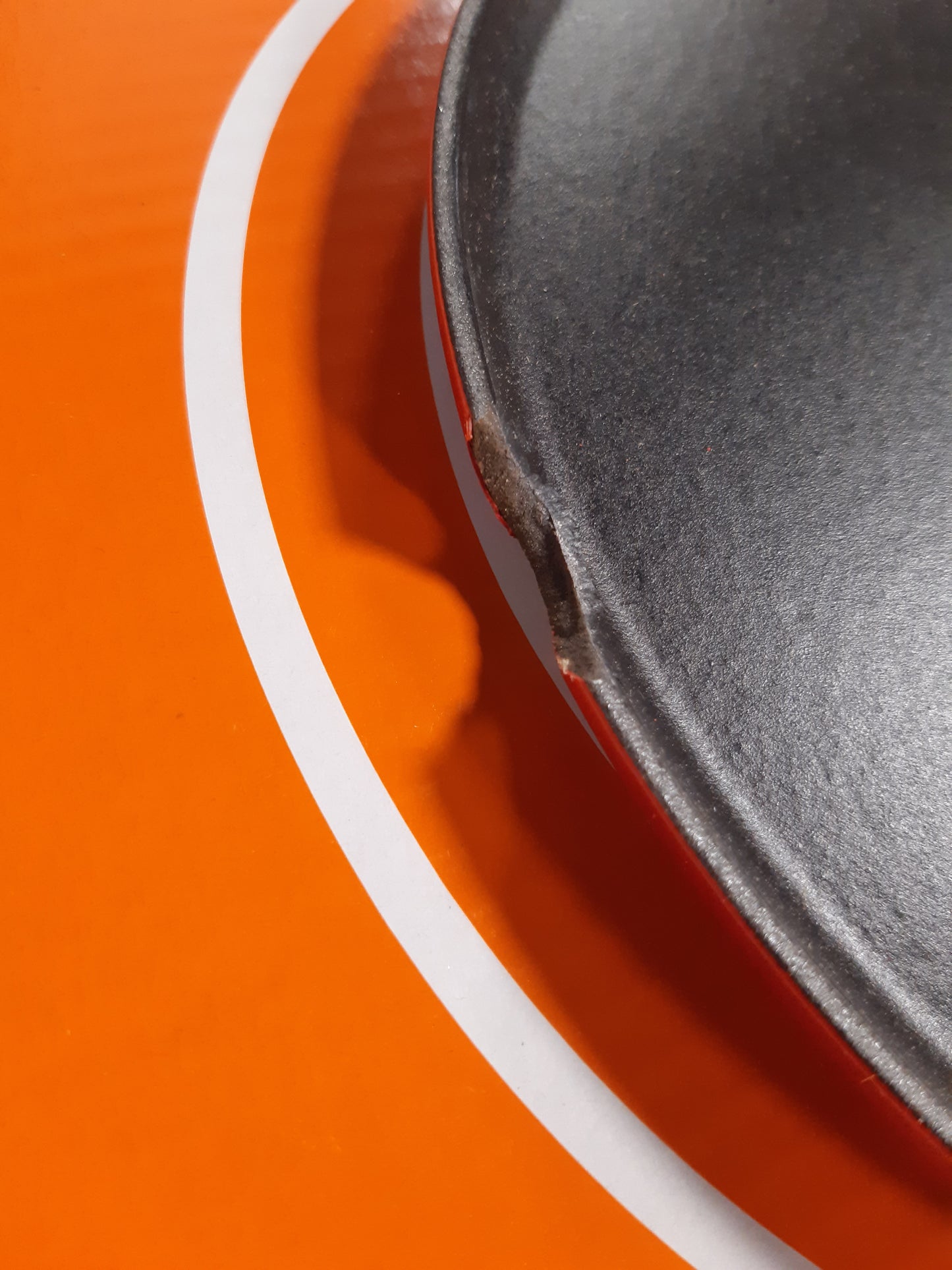 177046 - LE CREUSET Tigan prej Gize të Emaluar për Krepa me Dorezë Hekuri dhe Shpatullë Druri, 27 cm, 2.17 kg, Ngjyra Qershi, Modeli 20136270600460