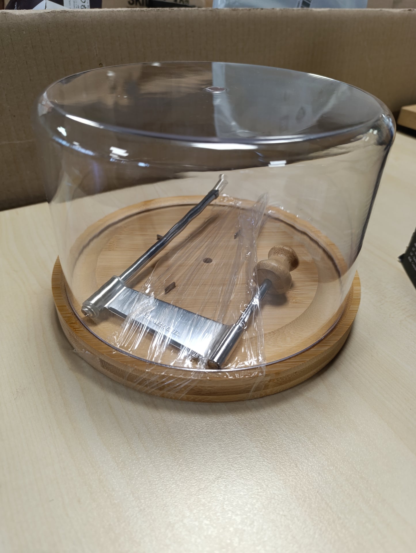 168499 - KESPER - Prerës Djathi me Kapak, Materiali: Bambu dhe Plastikë, Përmasat: Ø 22cm x 14cm, Ngjyra: Kafe, Modeli: 58621