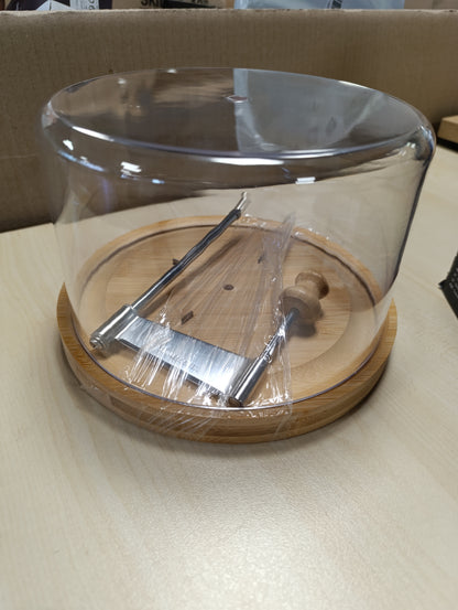 168499 - KESPER - Prerës Djathi me Kapak, Materiali: Bambu dhe Plastikë, Përmasat: Ø 22cm x 14cm, Ngjyra: Kafe, Modeli: 58621